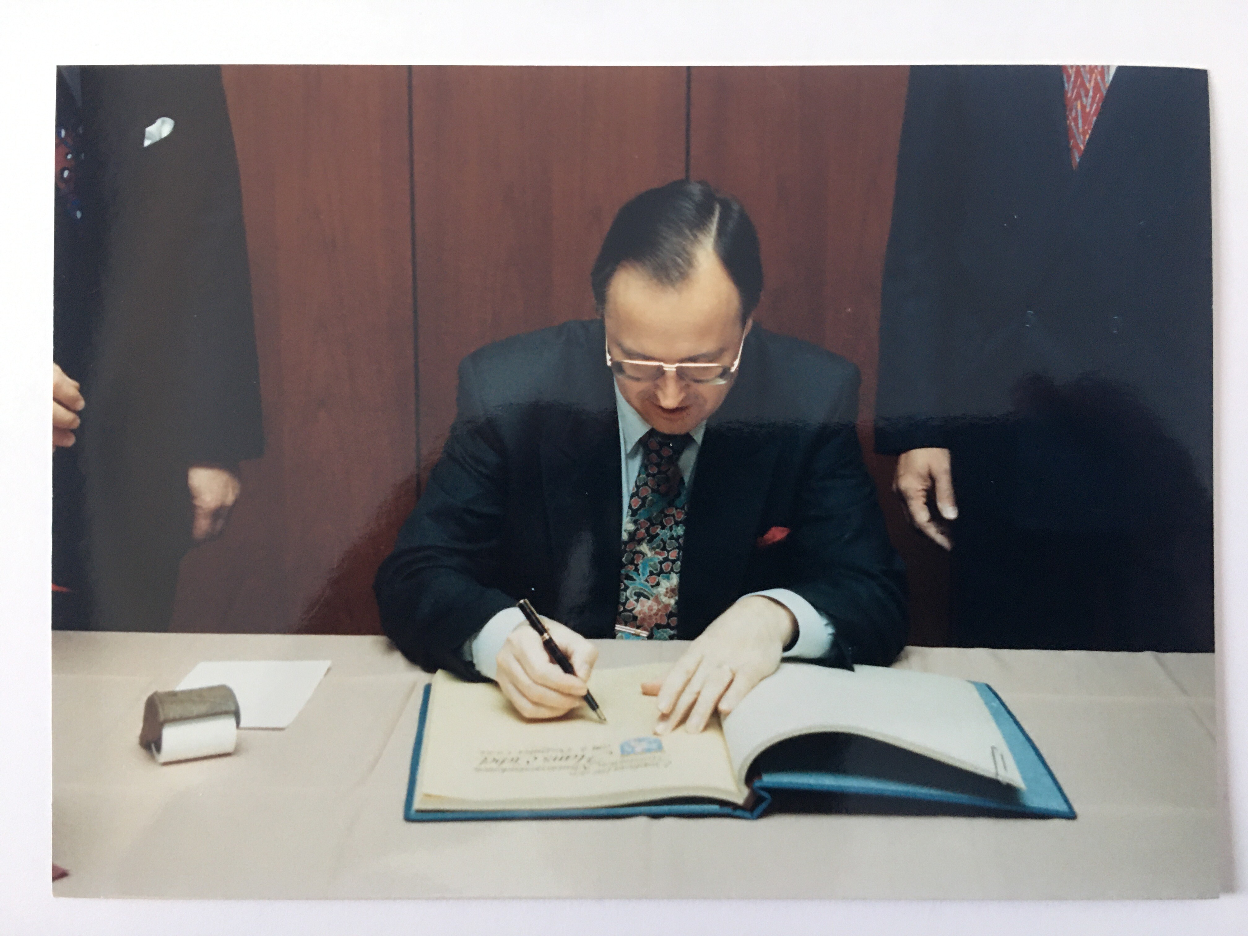 Ministerpräsident Hans Eichel trägt sich in das Goldene Buch der Stadt Steinbach ein, 7.12.1992 (Taunus-Rhein-Main - Regionalgeschichtliche Sammlung Dr. Stefan Naas CC BY-NC-SA)