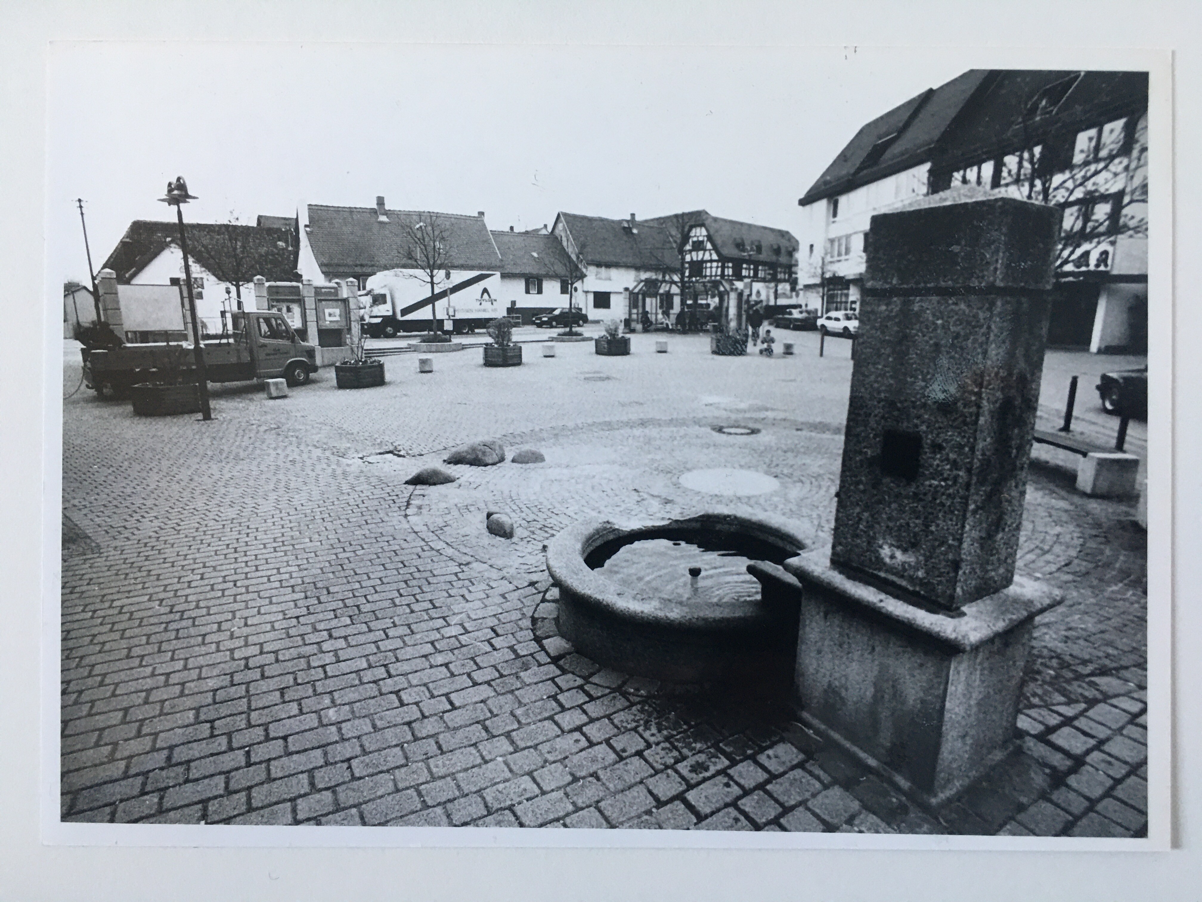 Der Pijnacker Platz nach dem Umbau, 28.3.1994 (Taunus-Rhein-Main - Regionalgeschichtliche Sammlung Dr. Stefan Naas CC BY-NC-SA)