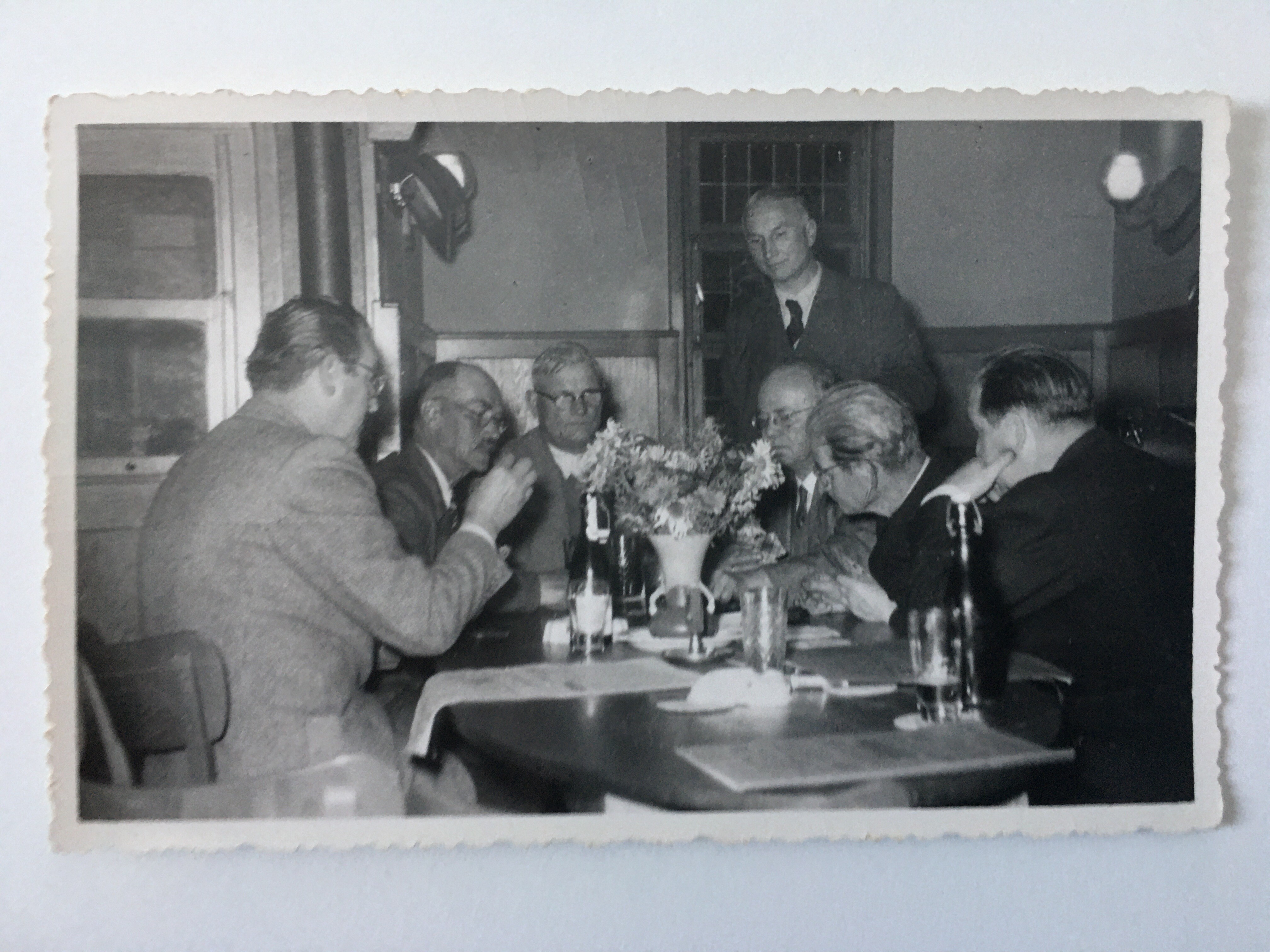 Skatrunde im Gasthaus zum Schwanen, ca. 1955 (Taunus-Rhein-Main - Regionalgeschichtliche Sammlung Dr. Stefan Naas CC BY-NC-SA)