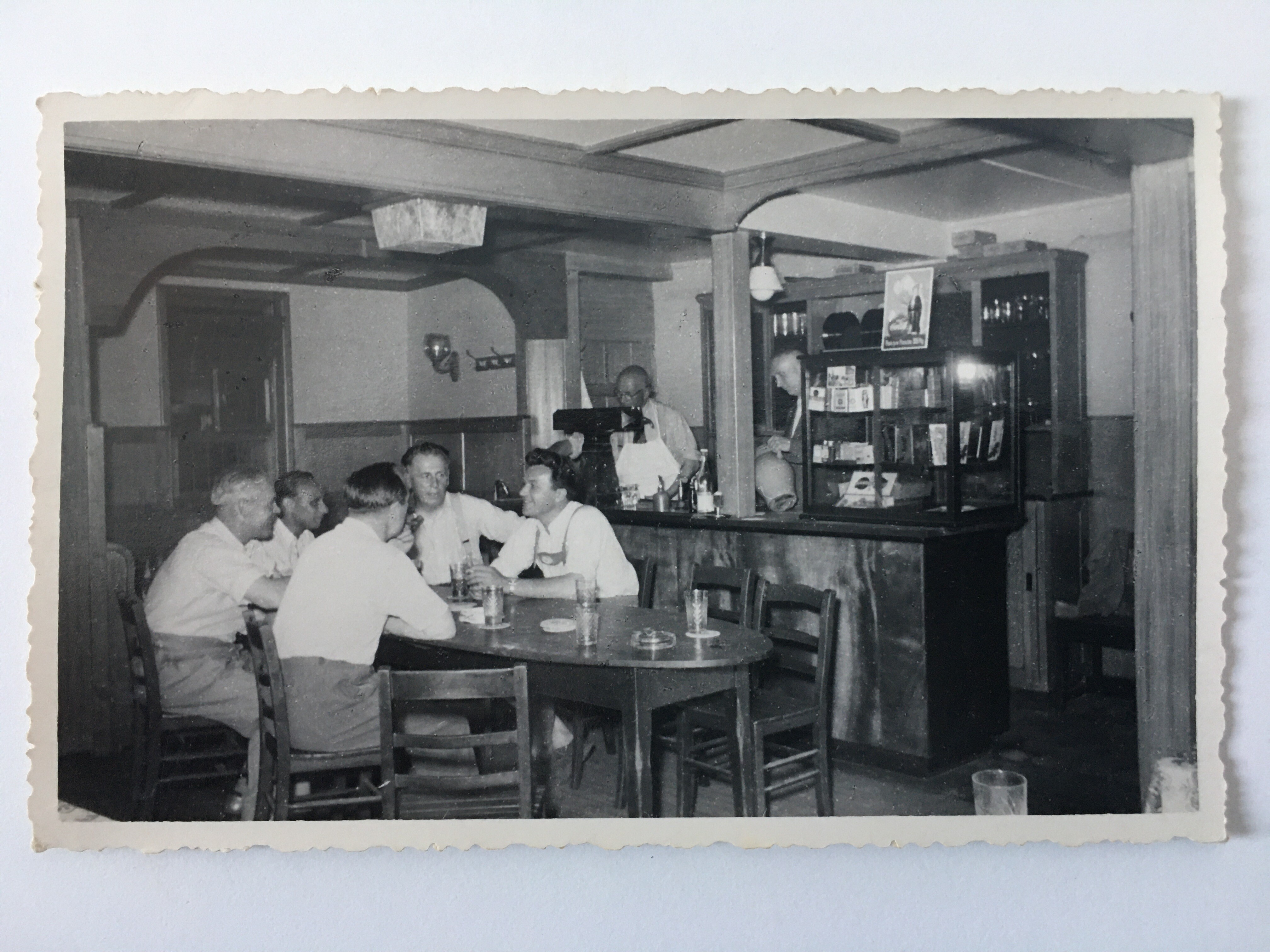 Im Gasthaus zum Schwanen, ca. 1956 (Taunus-Rhein-Main - Regionalgeschichtliche Sammlung Dr. Stefan Naas CC BY-NC-SA)
