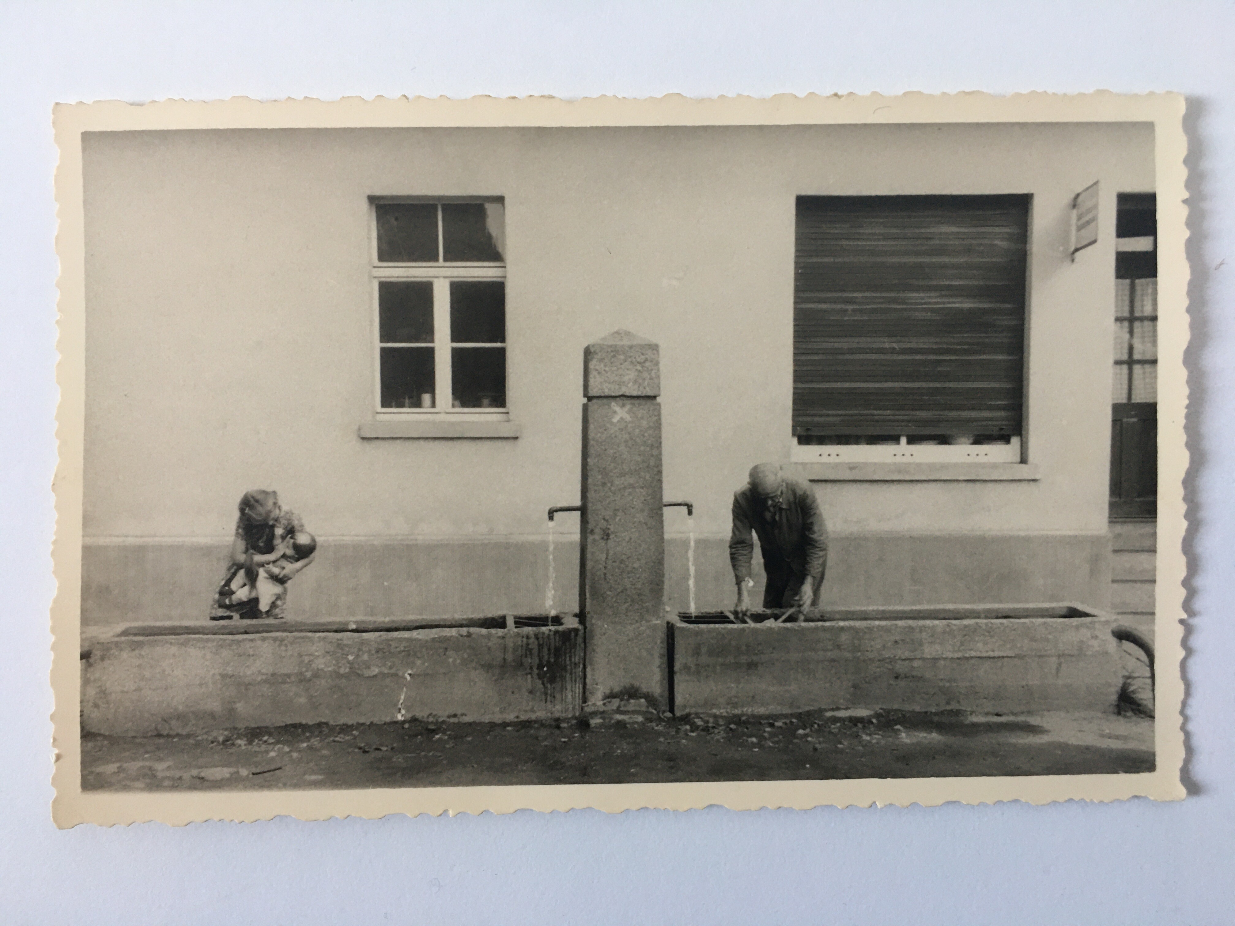 Der Laufbrunnen am Freien Platz, ca. 1955 (Taunus-Rhein-Main - Regionalgeschichtliche Sammlung Dr. Stefan Naas CC BY-NC-SA)
