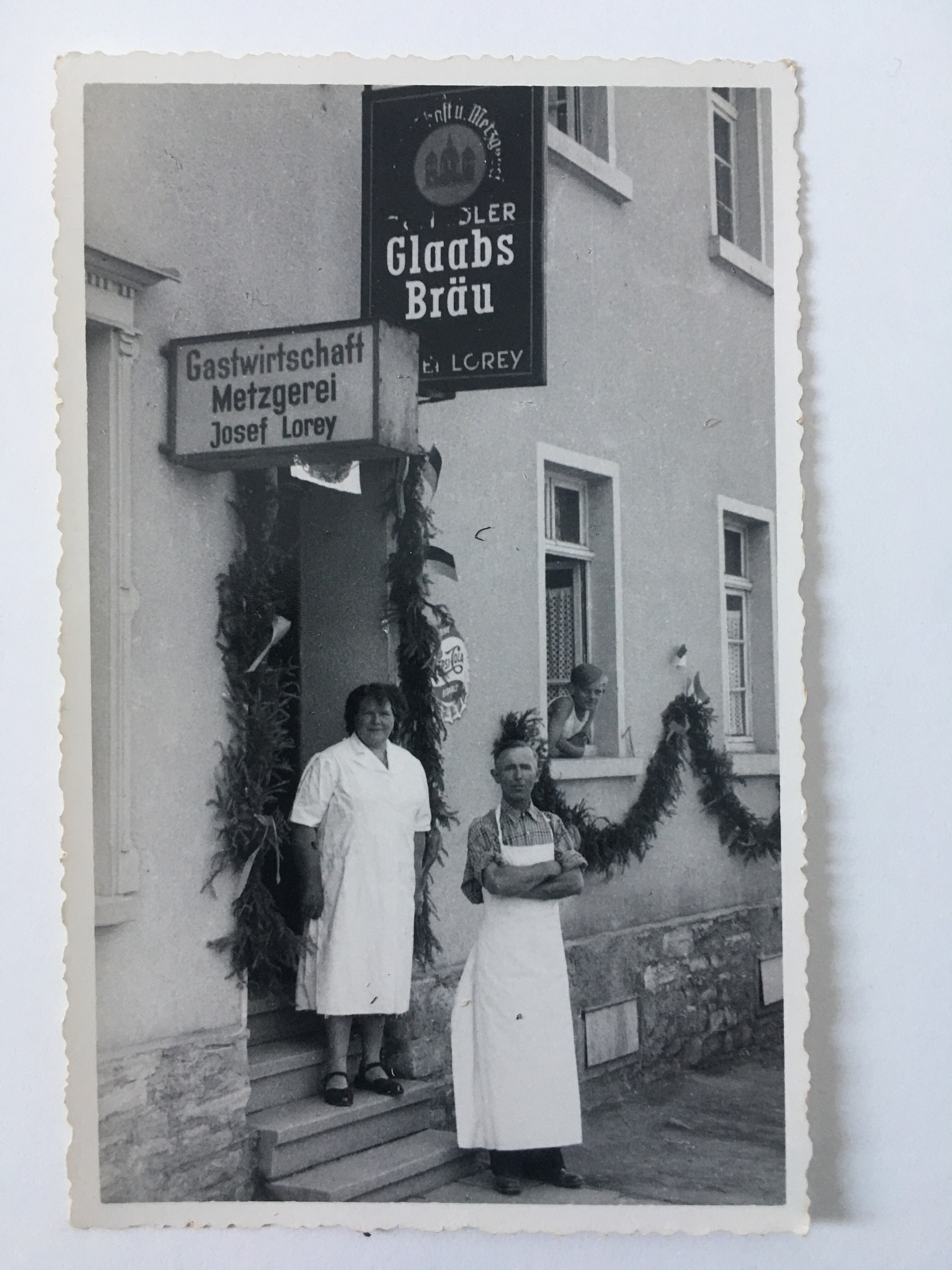 Gastwirtschaft und Metzgerei Josef Lorey "Zum Adler", ca. 1959 (Taunus-Rhein-Main - Regionalgeschichtliche Sammlung Dr. Stefan Naas CC BY-NC-SA)
