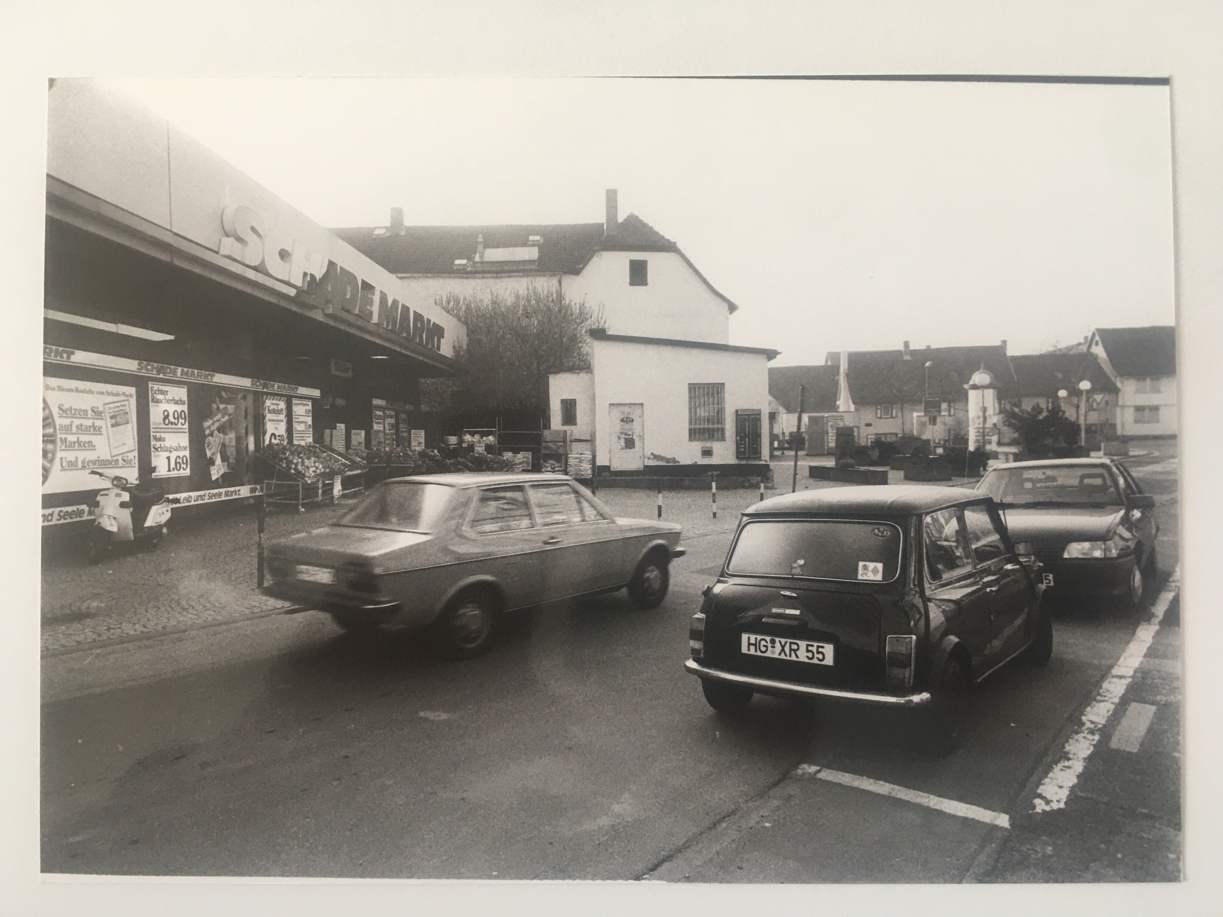 Der alte Schade-Markt, ca. 1990. (Taunus-Rhein-Main - Regionalgeschichtliche Sammlung Dr. Stefan Naas CC BY-NC-SA)