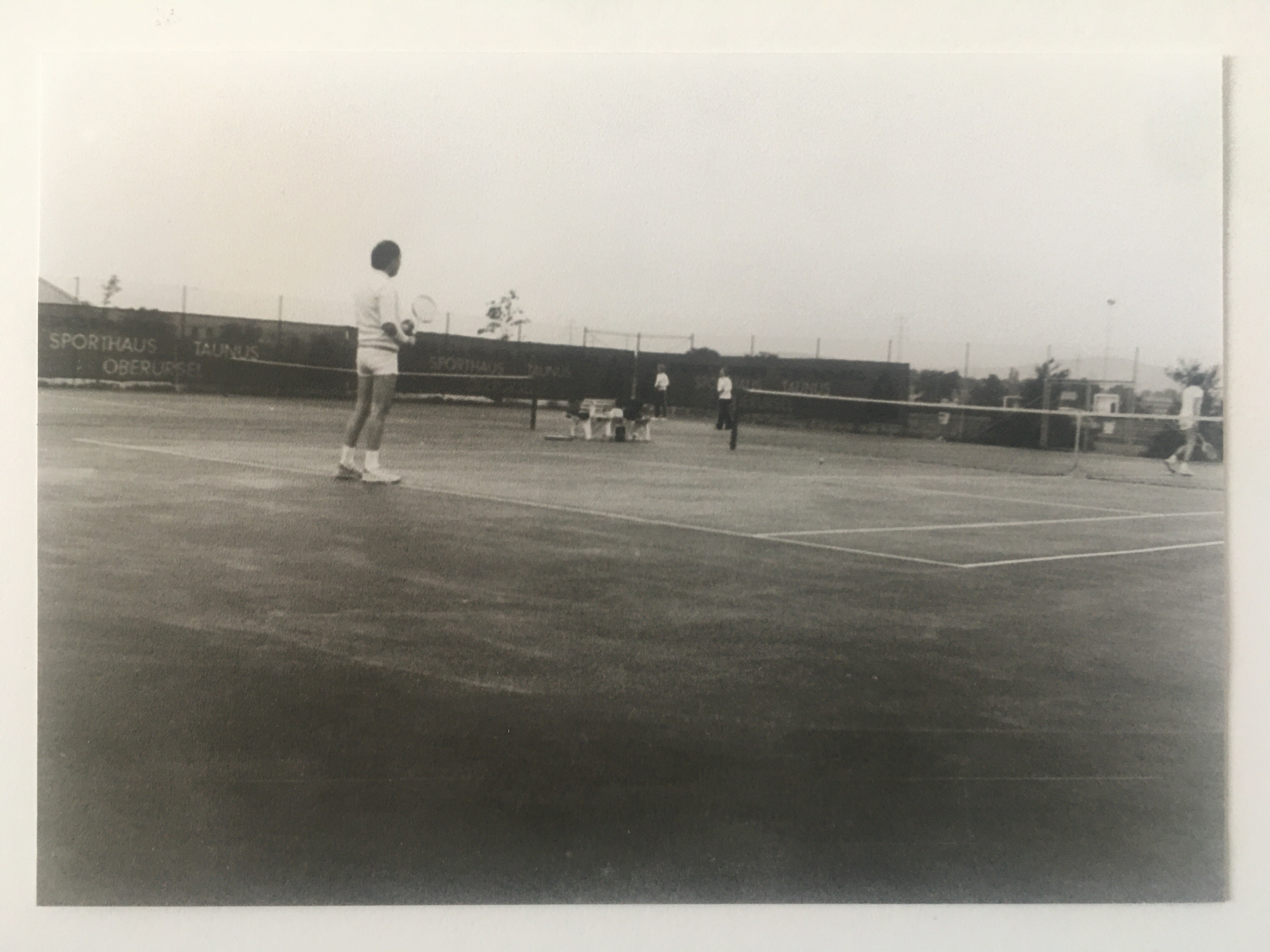 Städtische Tennisplätze Steinbach, ca. 1980 (Taunus-Rhein-Main - Regionalgeschichtliche Sammlung Dr. Stefan Naas CC BY-NC-SA)