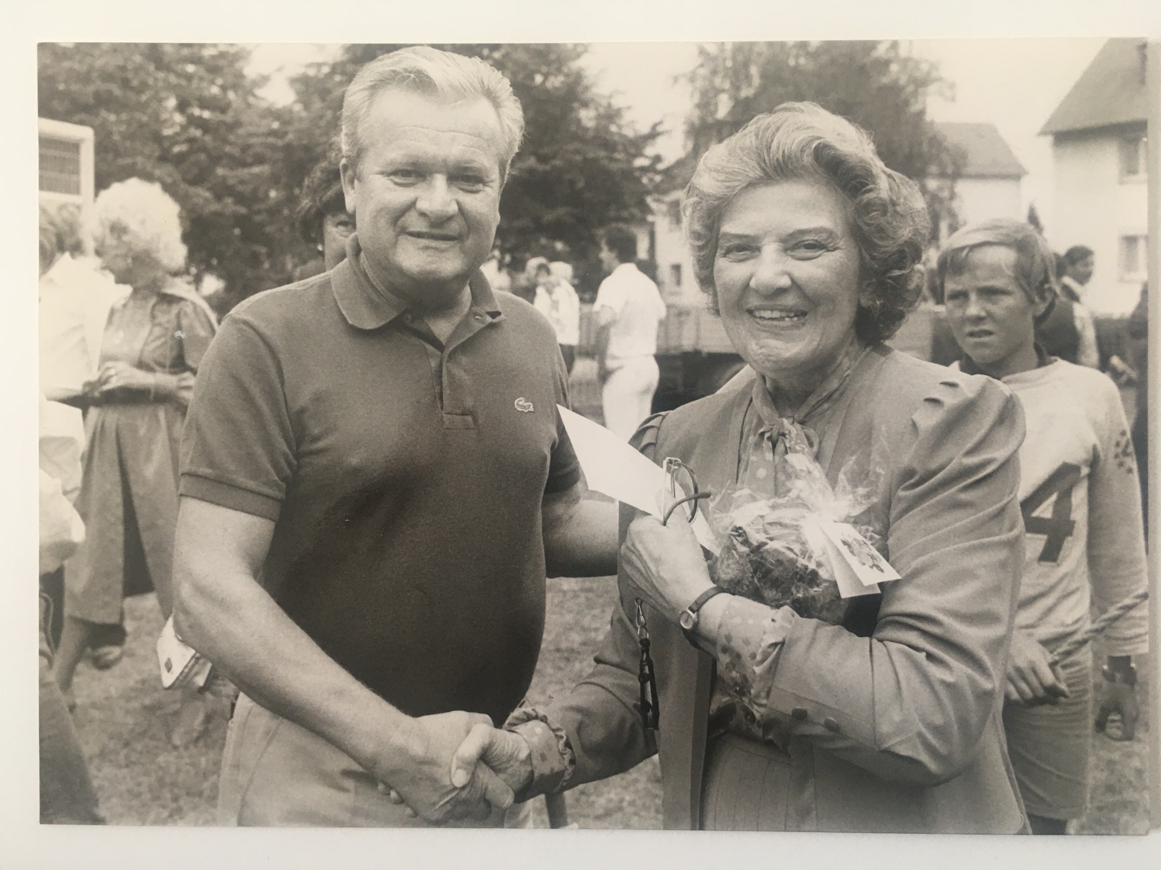 Bürgermeister Walter Herbst mit Lia Wöhr, 1984 (Taunus-Rhein-Main - Regionalgeschichtliche Sammlung Dr. Stefan Naas CC BY-NC-SA)