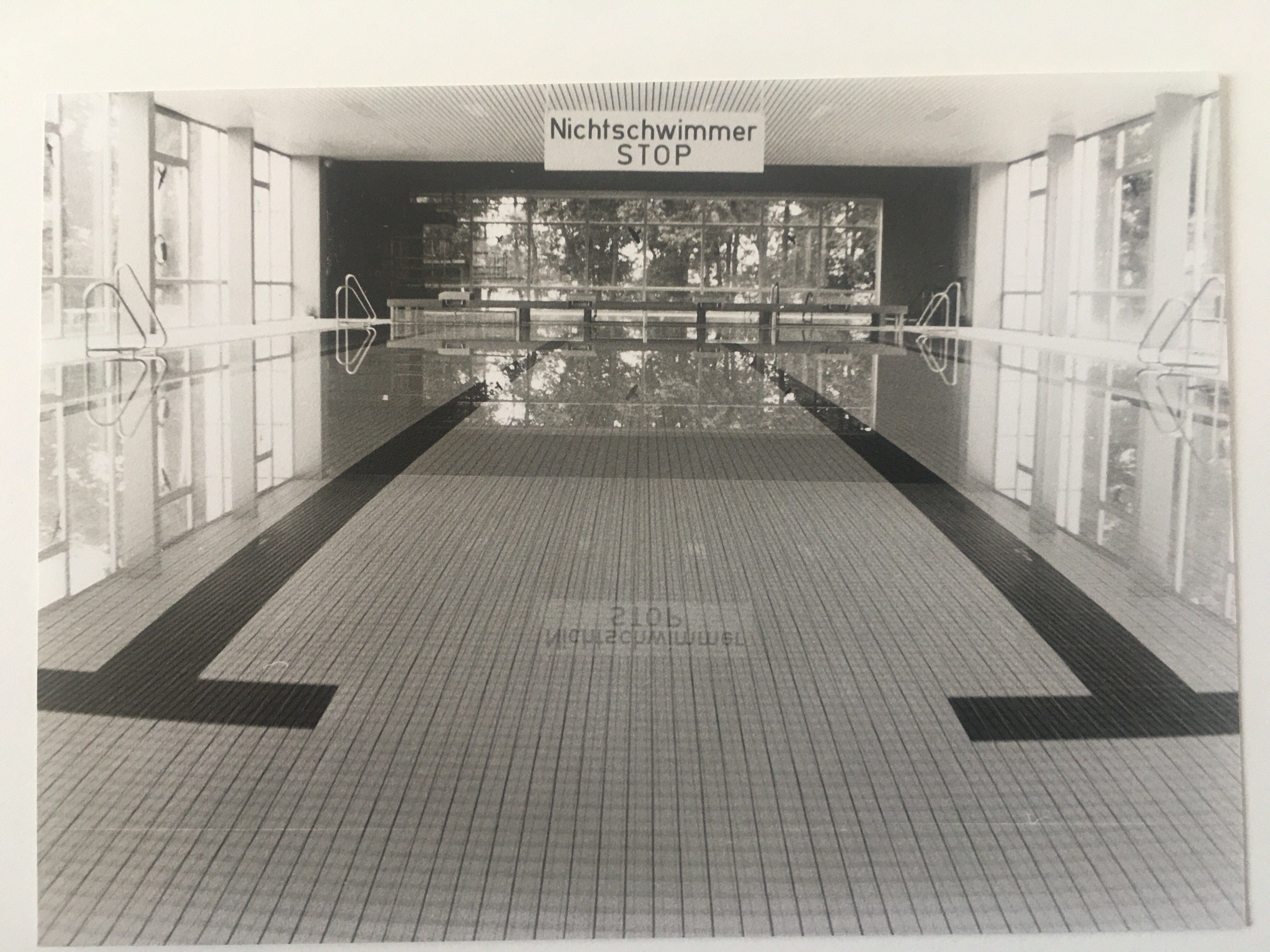 Die Schwimmhalle im Hallenschwimmbad Steinbach, ca. 1975 (Taunus-Rhein-Main - Regionalgeschichtliche Sammlung Dr. Stefan Naas CC BY-NC-SA)