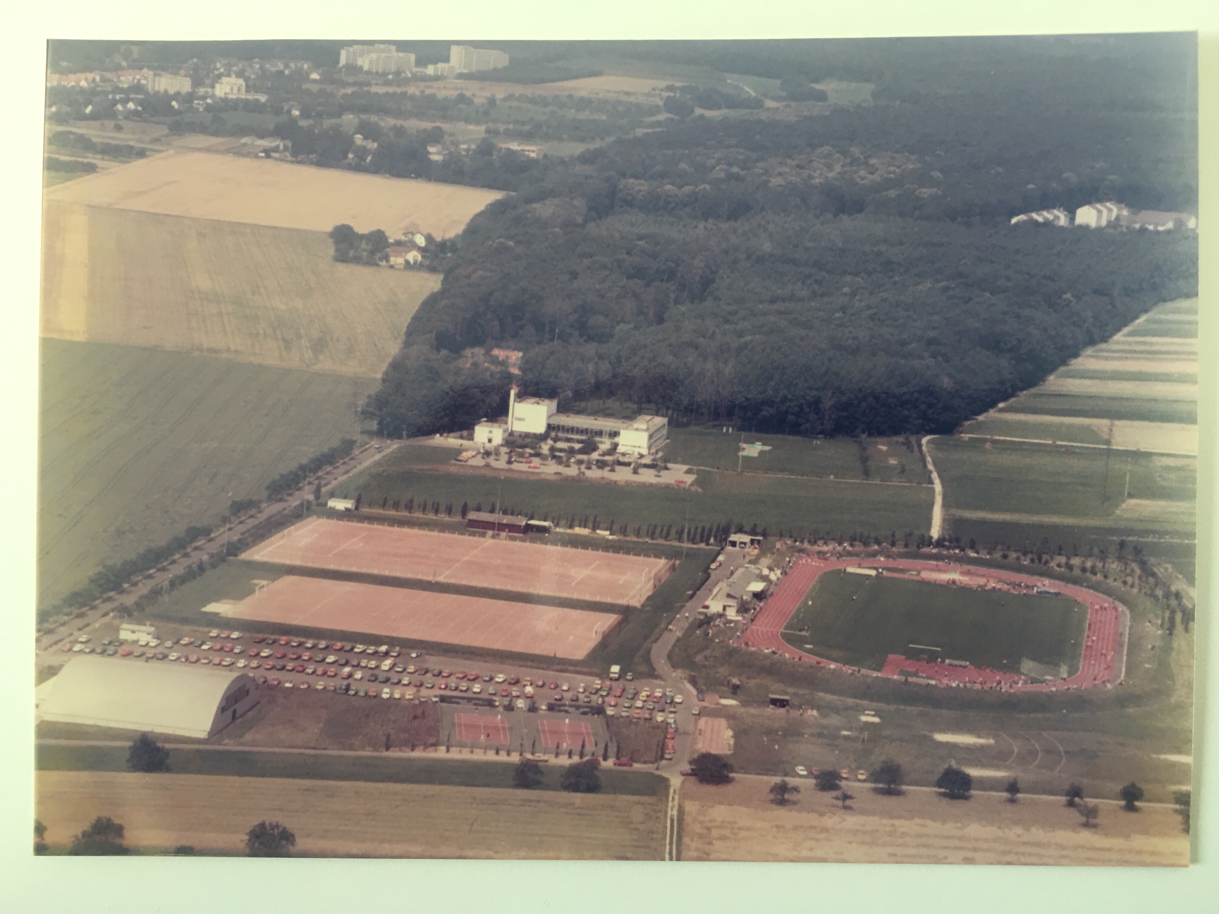Sportzentrum Steinbach, ca. 1980 (Taunus-Rhein-Main - Regionalgeschichtliche Sammlung Dr. Stefan Naas CC BY-NC-SA)