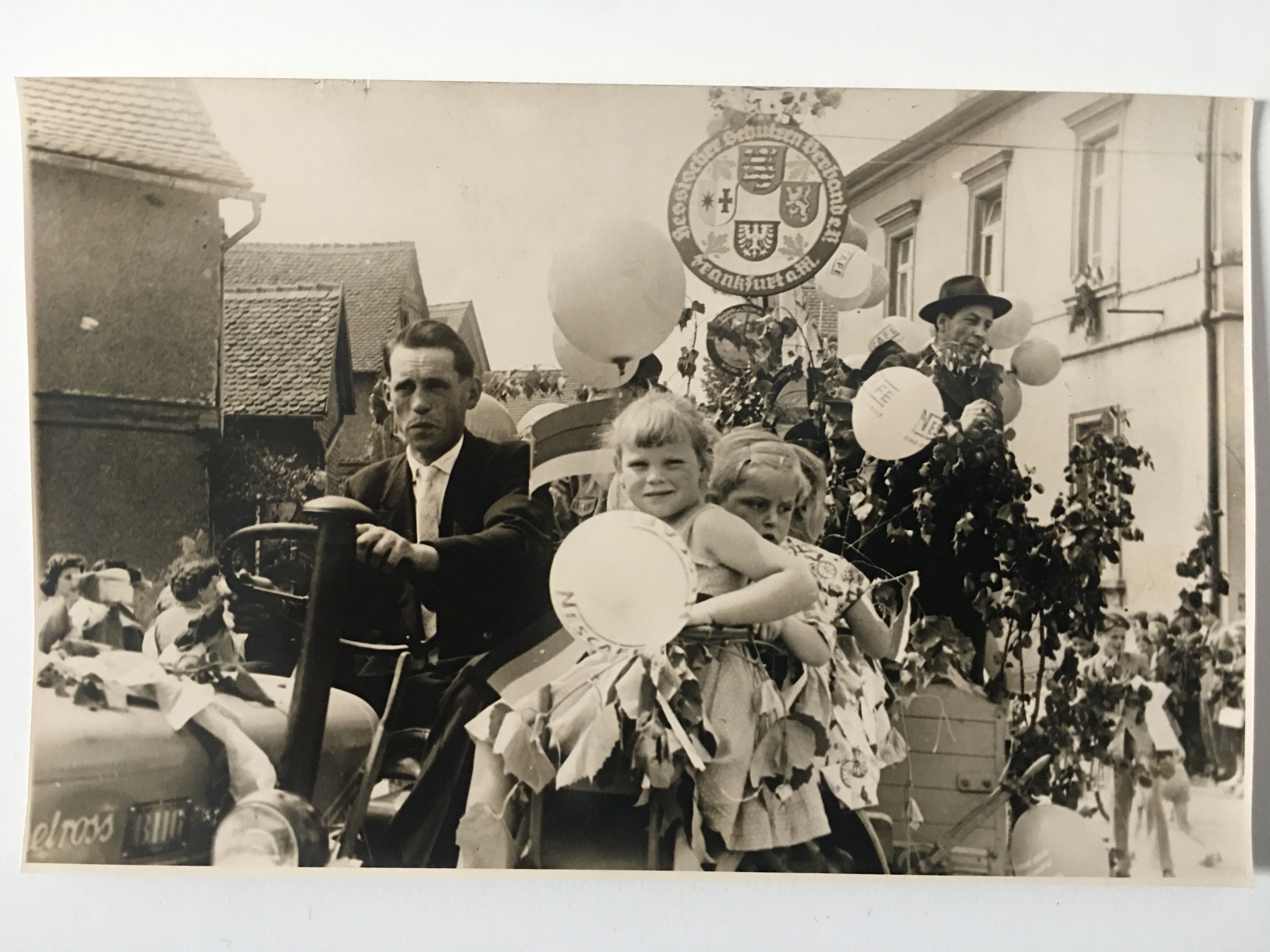 Festzug anlässlich der Bannerweihe des RSV Wanderlust, 6.7.1958 (Taunus-Rhein-Main - Regionalgeschichtliche Sammlung Dr. Stefan Naas CC BY-NC-SA)