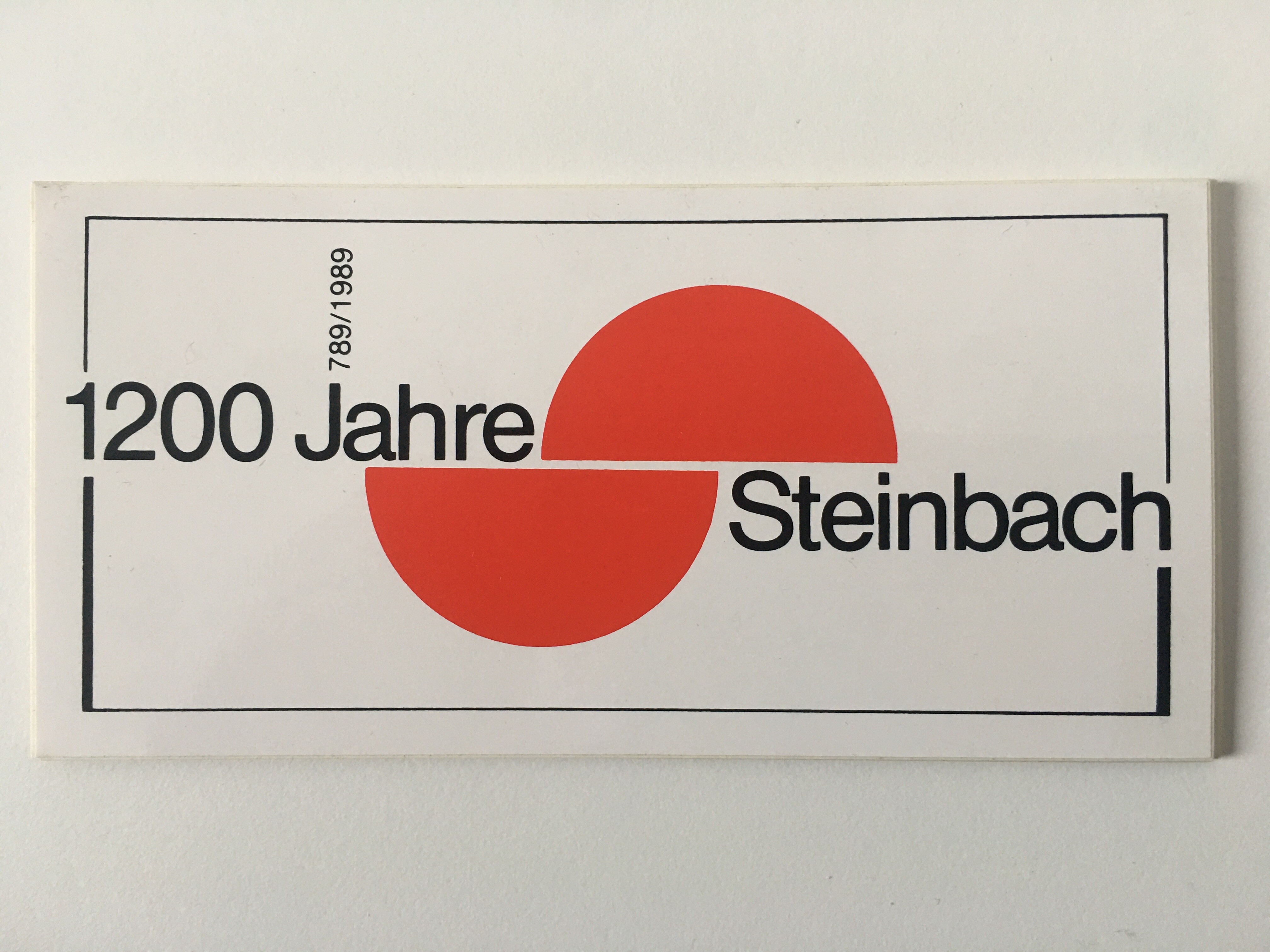 Aufkleber 1200 Jahre Steinbach, 1989 (Taunus-Rhein-Main - Regionalgeschichtliche Sammlung Dr. Stefan Naas CC BY-NC-SA)