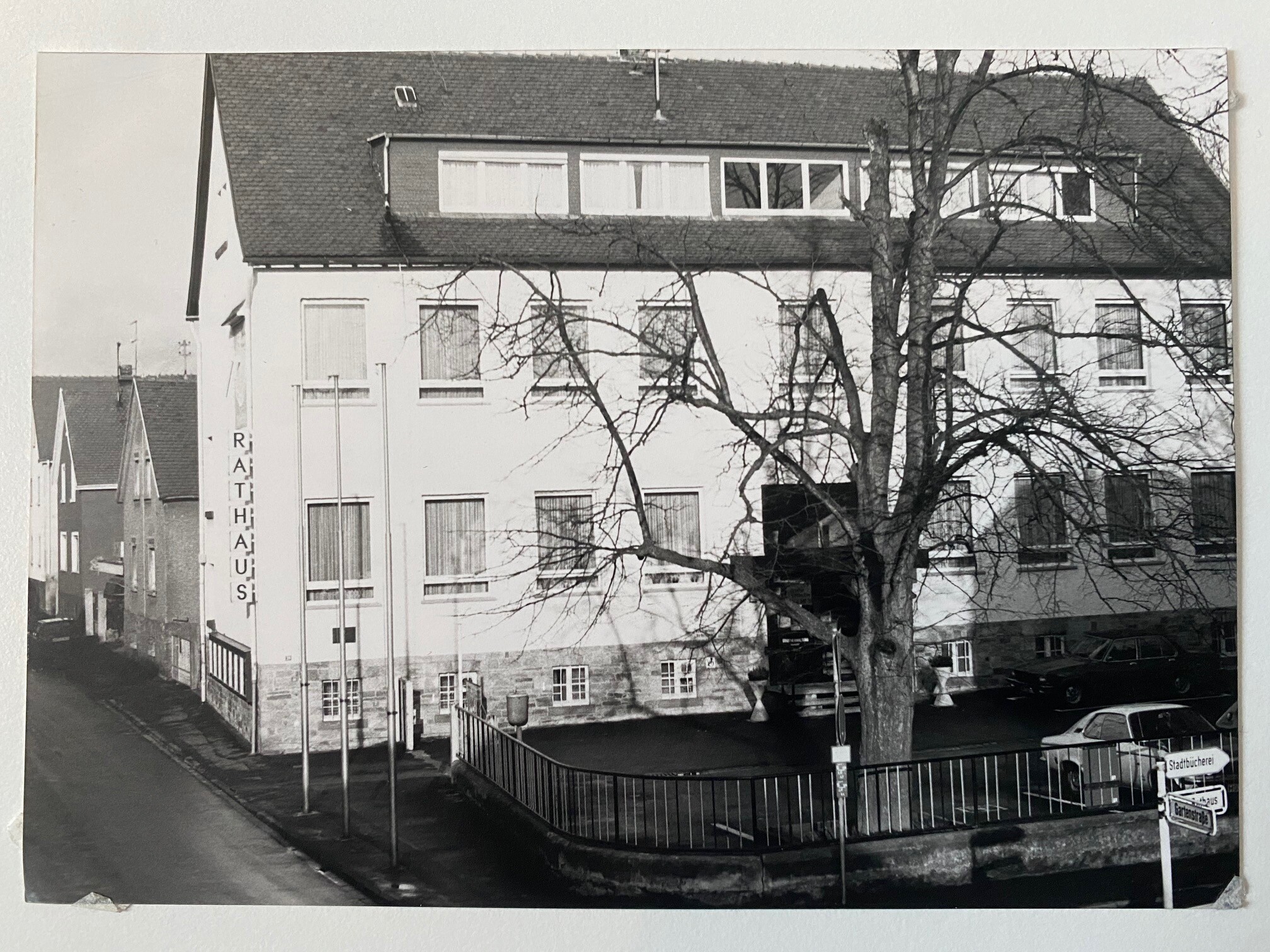 Das Steinbacher Rathaus, ca. 1985 (Taunus-Rhein-Main - Regionalgeschichtliche Sammlung Dr. Stefan Naas CC BY-NC-SA)