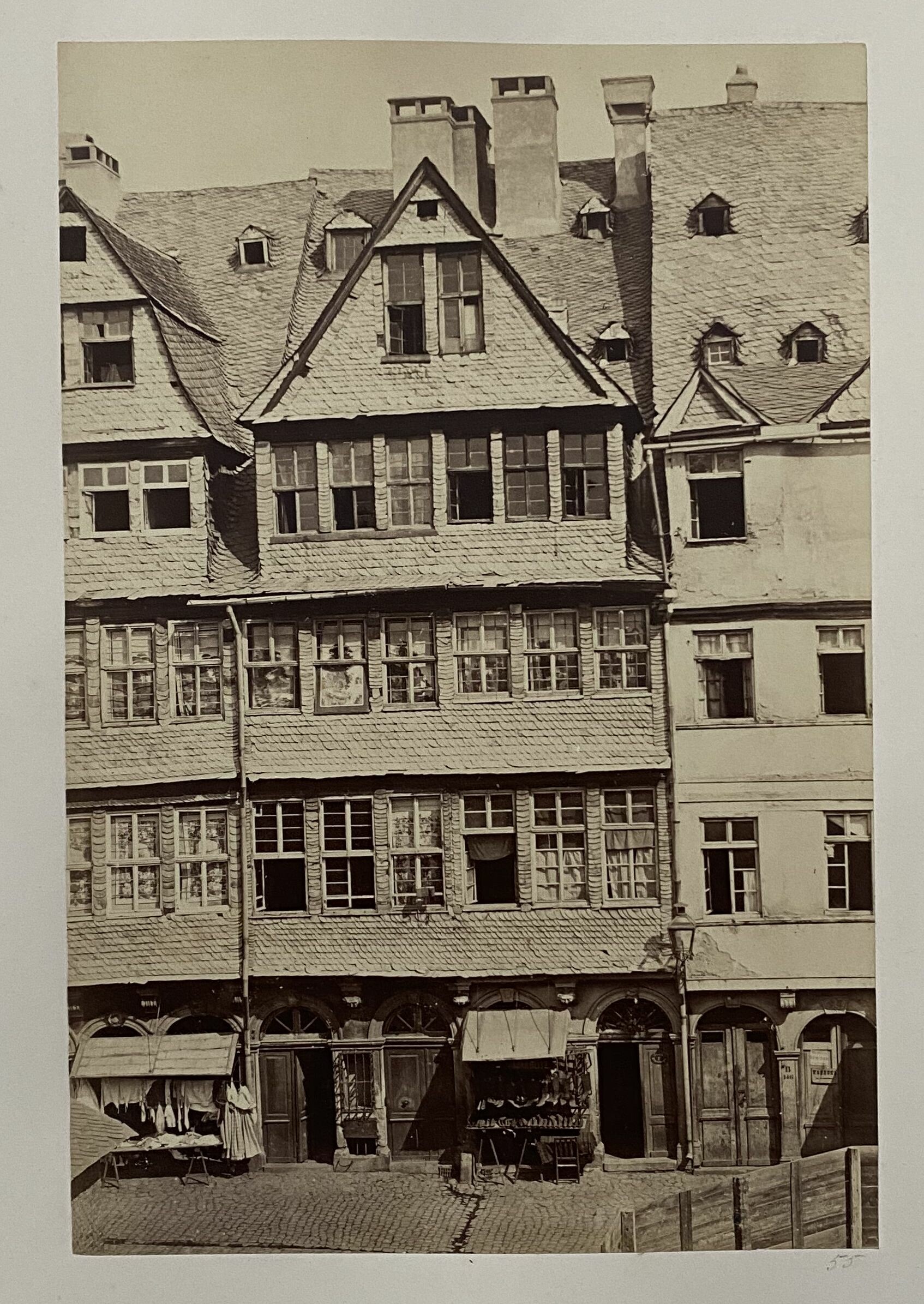 Das Frankfurter Rothschild-Haus in der Judengasse, 1869 (Taunus-Rhein-Main - Regionalgeschichtliche Sammlung Dr. Stefan Naas CC BY-NC-SA)