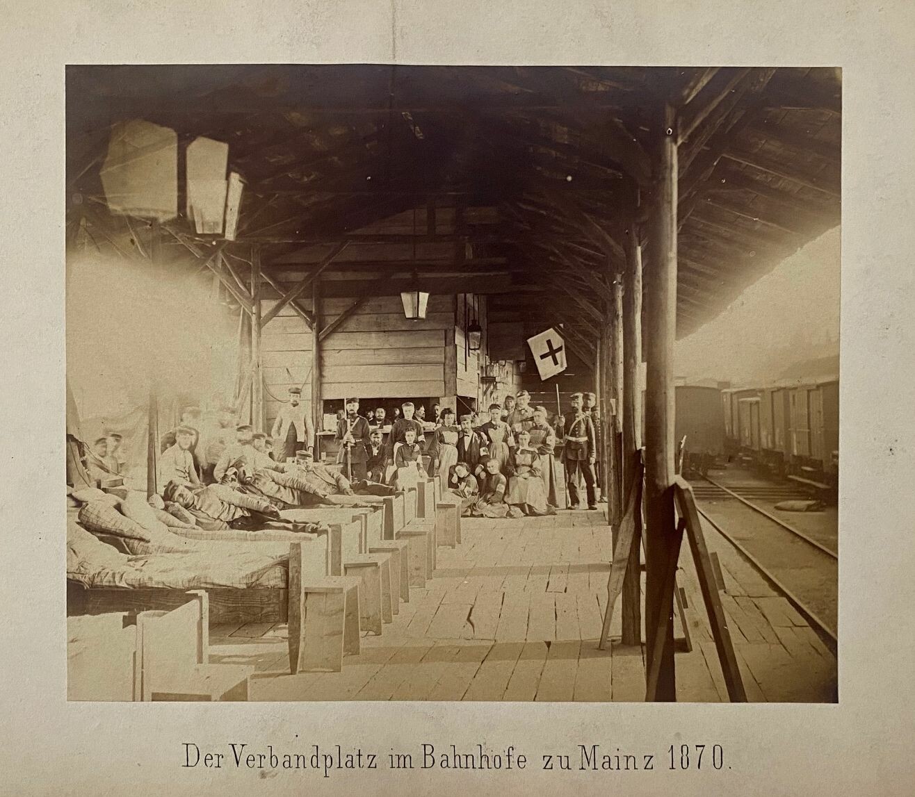 Georg Wagner, Der Verbandsplatz im Bahnhofe zu Mainz, 1870 (Taunus-Rhein-Main - Regionalgeschichtliche Sammlung Dr. Stefan Naas CC BY-NC-SA)