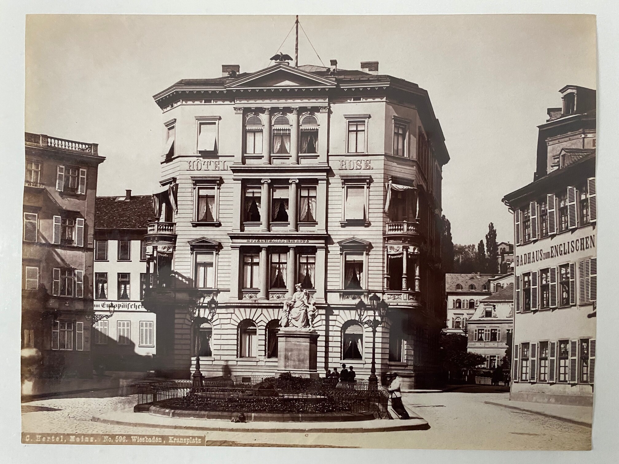 Carl Hertel, Wiesbaden Kranzplatz, Nr. 596, ca. 1880 (Taunus-Rhein-Main - Regionalgeschichtliche Sammlung Dr. Stefan Naas CC BY-NC-SA)