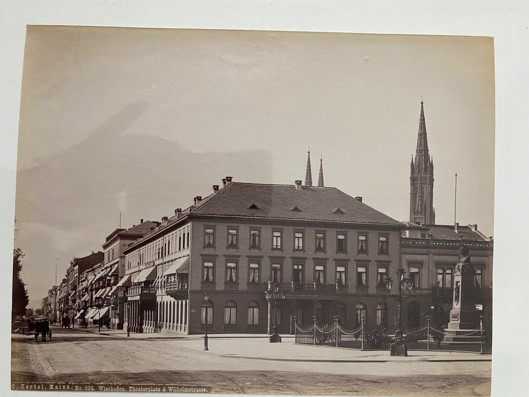 Carl Hertel, Theaterplatz und Wilhelmstrasse, Nr. 595, ca. 1880 (Taunus-Rhein-Main - Regionalgeschichtliche Sammlung Dr. Stefan Naas CC BY-NC-SA)