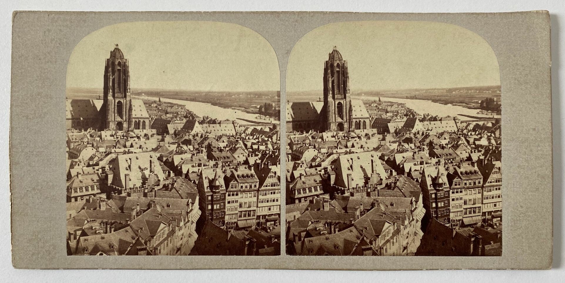 Frankfurt am Main, Altstadt und Dom von der Paulskirche, ca. 1865 (Taunus-Rhein-Main - Regionalgeschichtliche Sammlung Dr. Stefan Naas CC BY-NC-SA)