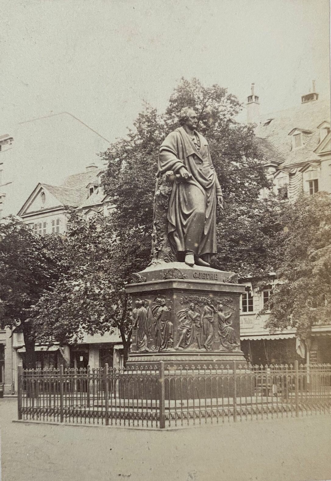 Hippolyte Jouvin, Francfort, Statue de Goethe, ca. 1865 (Taunus-Rhein-Main - Regionalgeschichtliche Sammlung Dr. Stefan Naas CC BY-NC-SA)