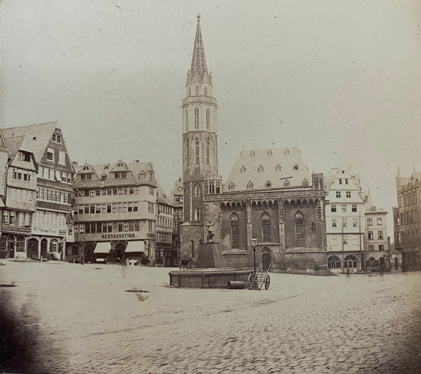 Hippolyte Jouvin, Francfort, Place de Roemer, ca. 1865 (Taunus-Rhein-Main - Regionalgeschichtliche Sammlung Dr. Stefan Naas CC BY-NC-SA)