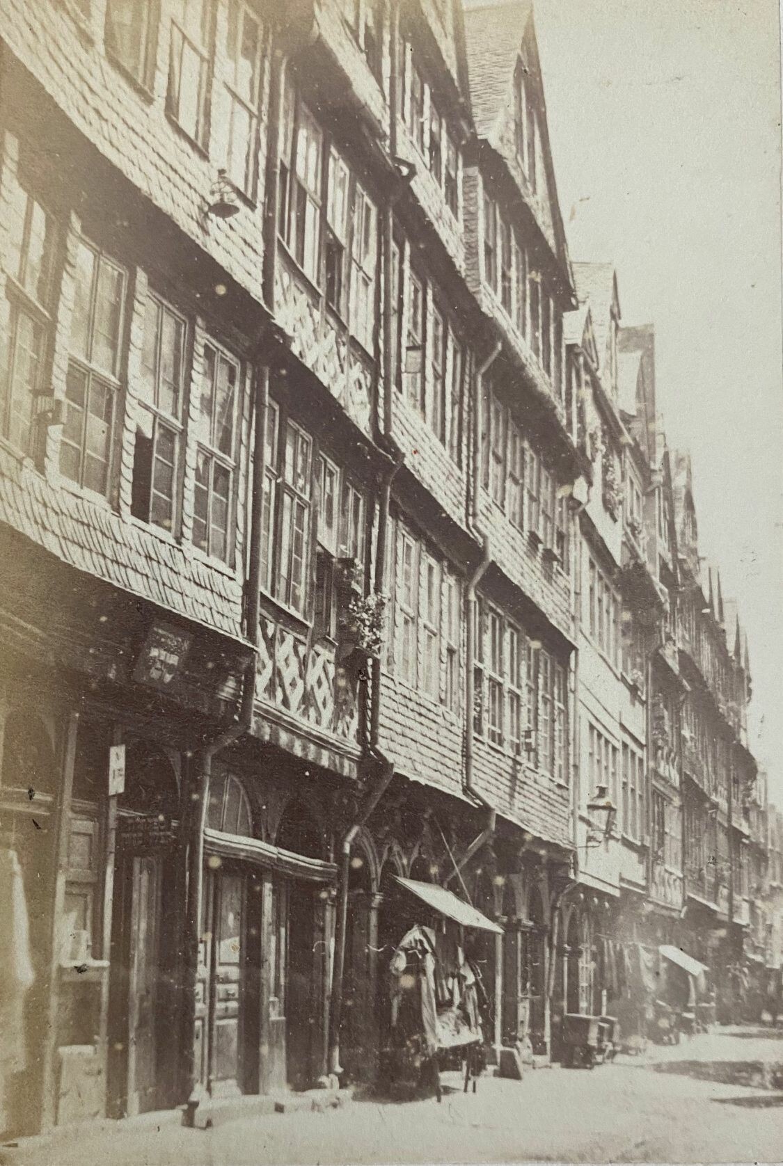 Hippolyte Jouvin, Francfort, Rue de Juifs, ca. 1865 (Taunus-Rhein-Main - Regionalgeschichtliche Sammlung Dr. Stefan Naas CC BY-NC-SA)