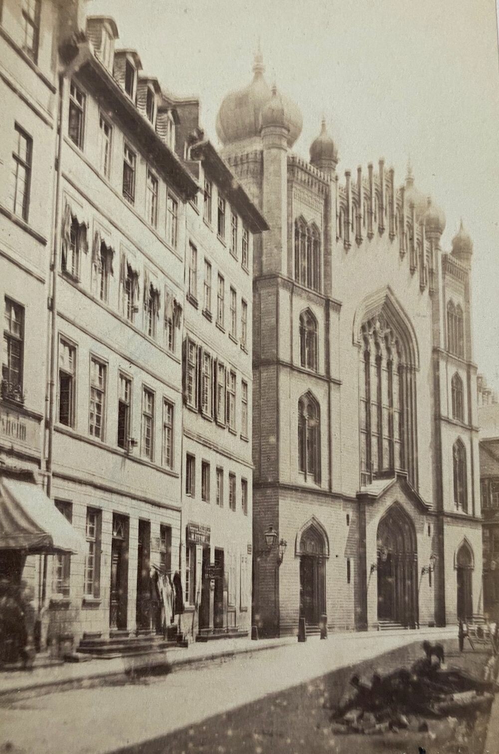 Hippolyte Jouvin, Francfort, La Synagogue, ca. 1865 (Taunus-Rhein-Main - Regionalgeschichtliche Sammlung Dr. Stefan Naas CC BY-NC-SA)