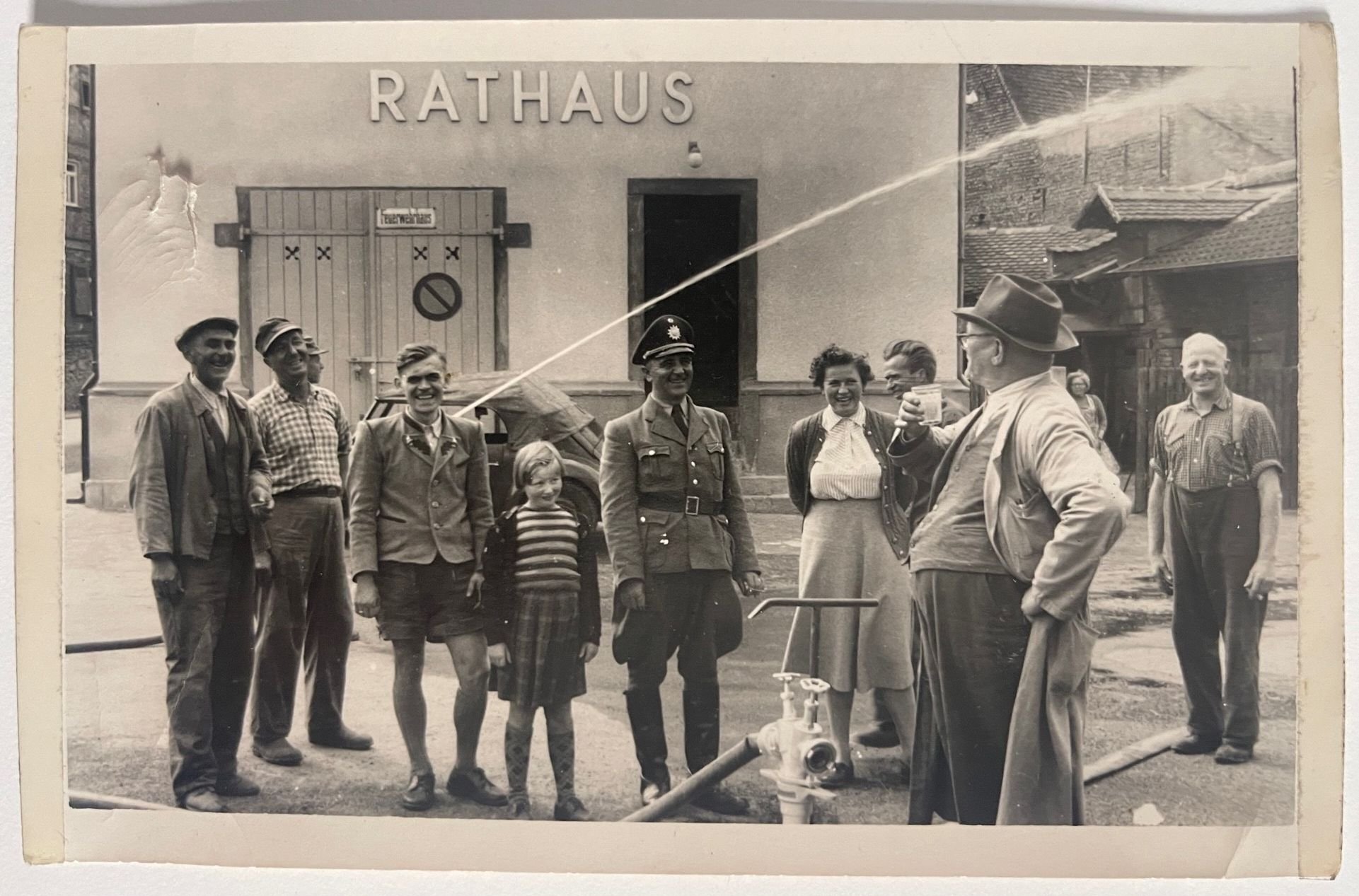 Einweihung der Wasserleitung in Steinbach durch Bürgermeister Kaspar Braunroth, 1956 (Taunus-Rhein-Main - Regionalgeschichtliche Sammlung Dr. Stefan Naas CC BY-NC-SA)