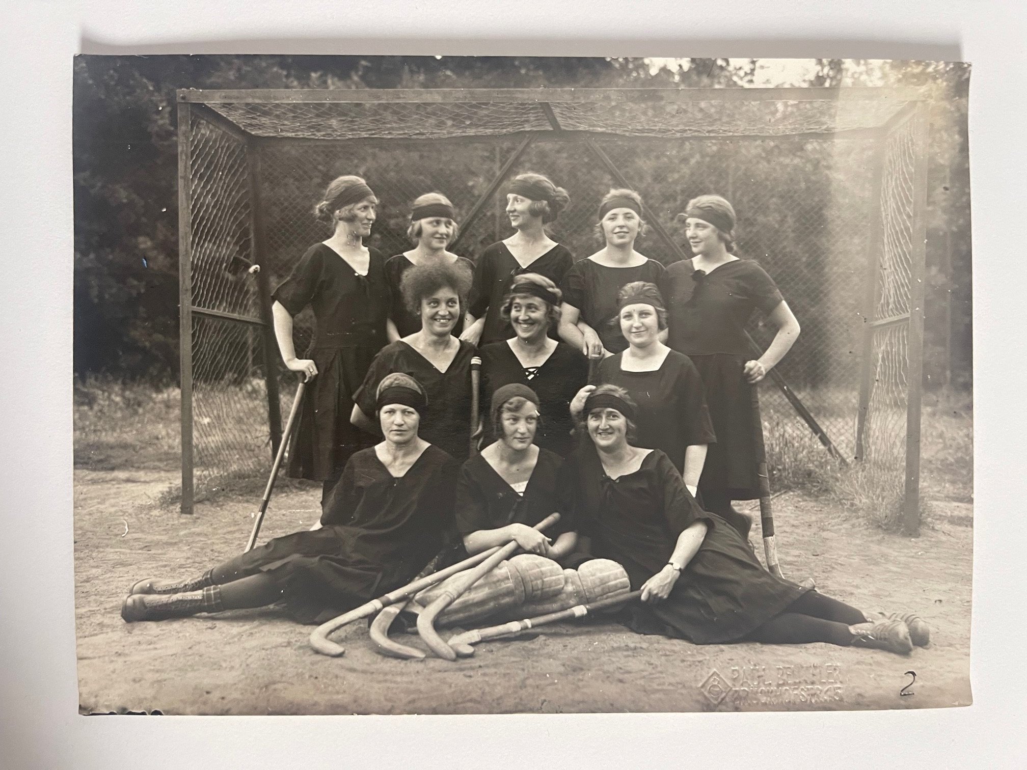 Die erste Hockey-Damenmannschaft der Frankfurter Sportgemeinschaft Eintracht, ca. 1920/21. (Taunus-Rhein-Main - Regionalgeschichtliche Sammlung Dr. Stefan Naas CC BY-NC-SA)