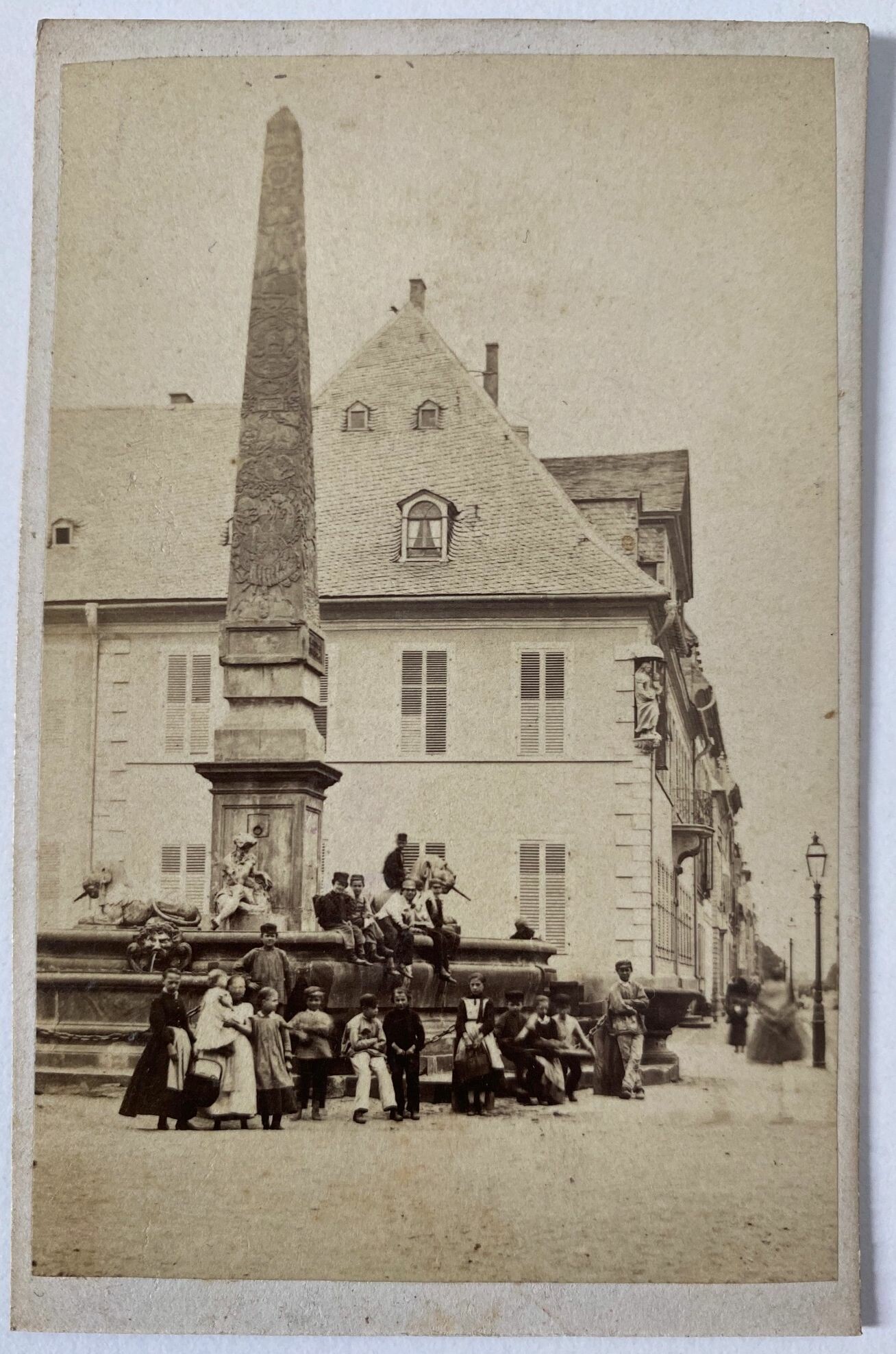 Theodor Creifelds, Nro. 228, Römischer Brunnen in Mainz, ca. 1871 (Taunus-Rhein-Main - Regionalgeschichtliche Sammlung Dr. Stefan Naas CC BY-NC-SA)