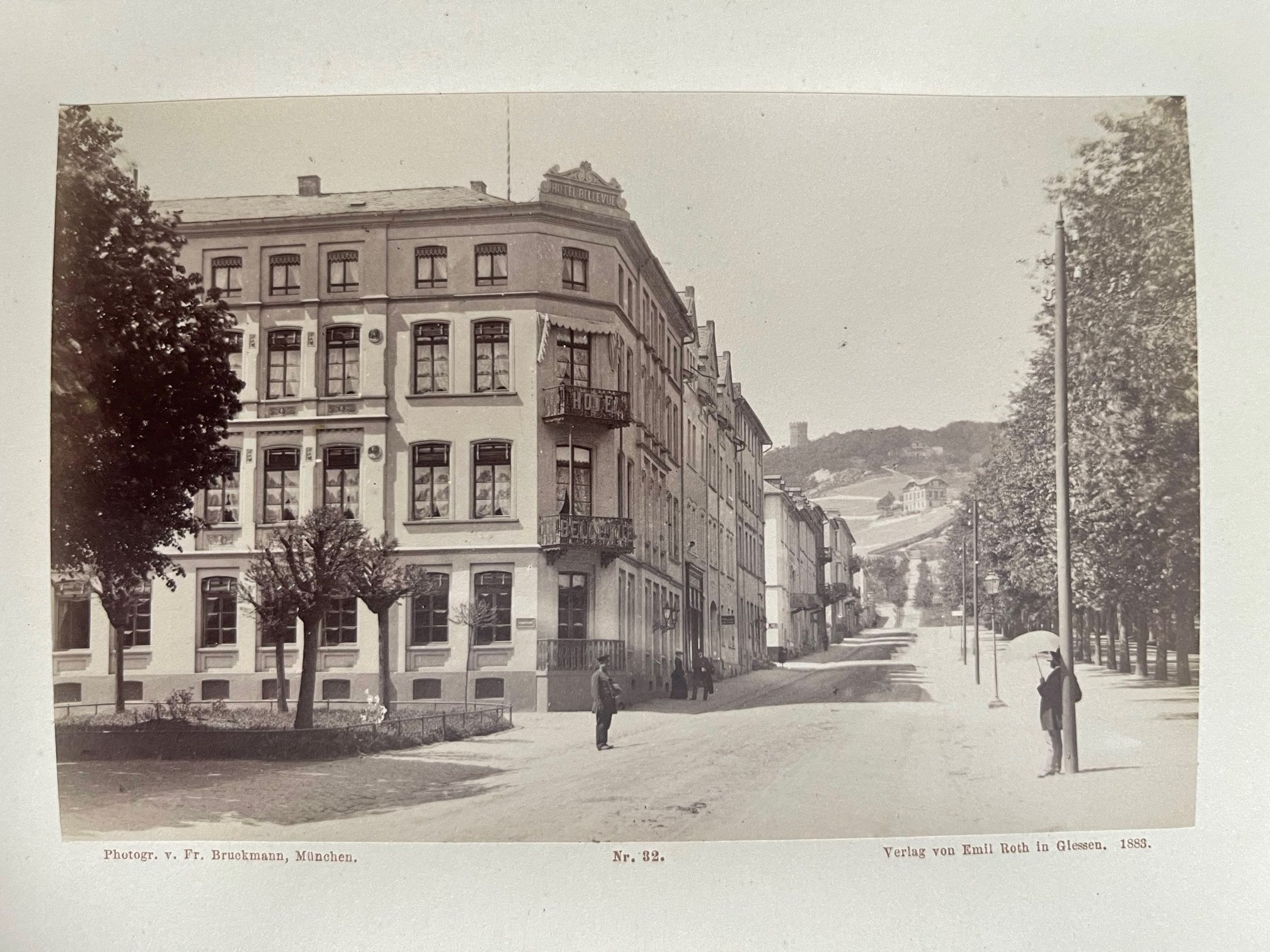 Kabinettfoto, Fr. Brückmann, München, Nr. 32, Bad Nauheim, Parkstraße, 1883 (Taunus-Rhein-Main - Regionalgeschichtliche Sammlung Dr. Stefan Naas CC BY-NC-SA)