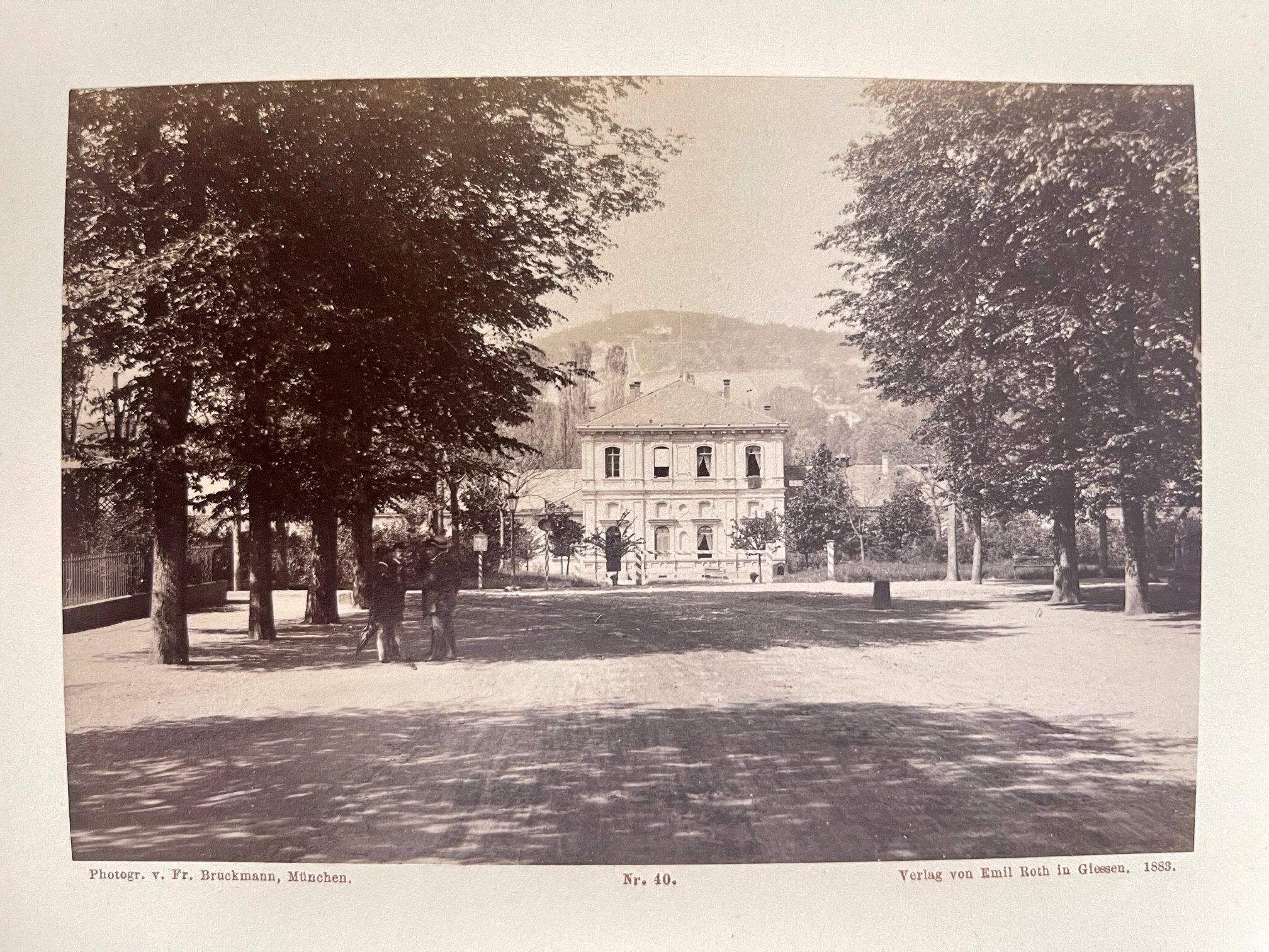 Kabinettfoto, Fr. Bruckmann, München, Nr. 40, Bad Nauheim, Badehaus, 1883 (Taunus-Rhein-Main - Regionalgeschichtliche Sammlung Dr. Stefan Naas CC BY-NC-SA)
