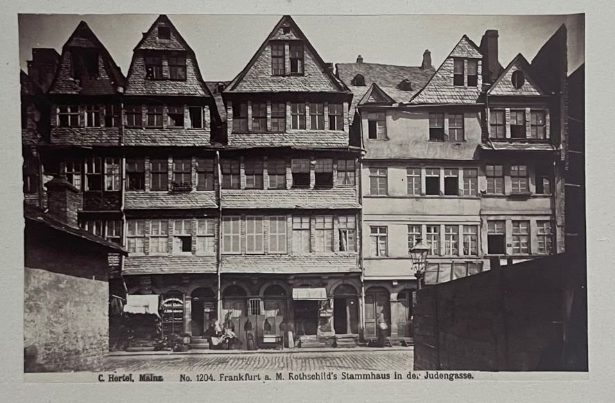 Carl Hertel, No. 1204, Frankfurt a. M. Rothschild´s Stammhaus in der Judengasse, ca. 1878. (Taunus-Rhein-Main - Regionalgeschichtliche Sammlung Dr. Stefan Naas CC BY-NC-SA)