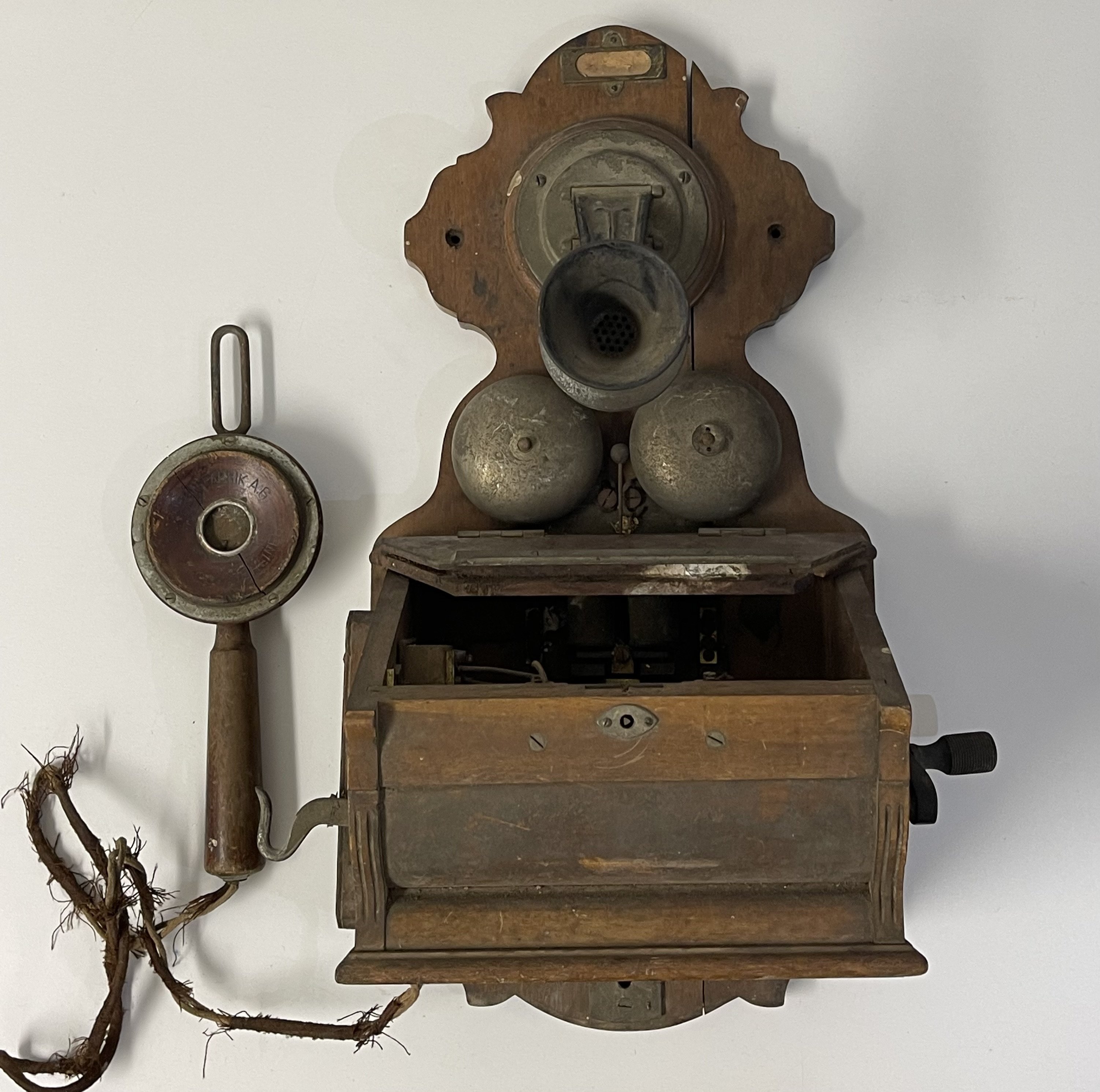 Wandtelefon, Holz (Stadtmuseum "Haus zum Löwen", Neu-Isenburg CC BY-NC-SA)