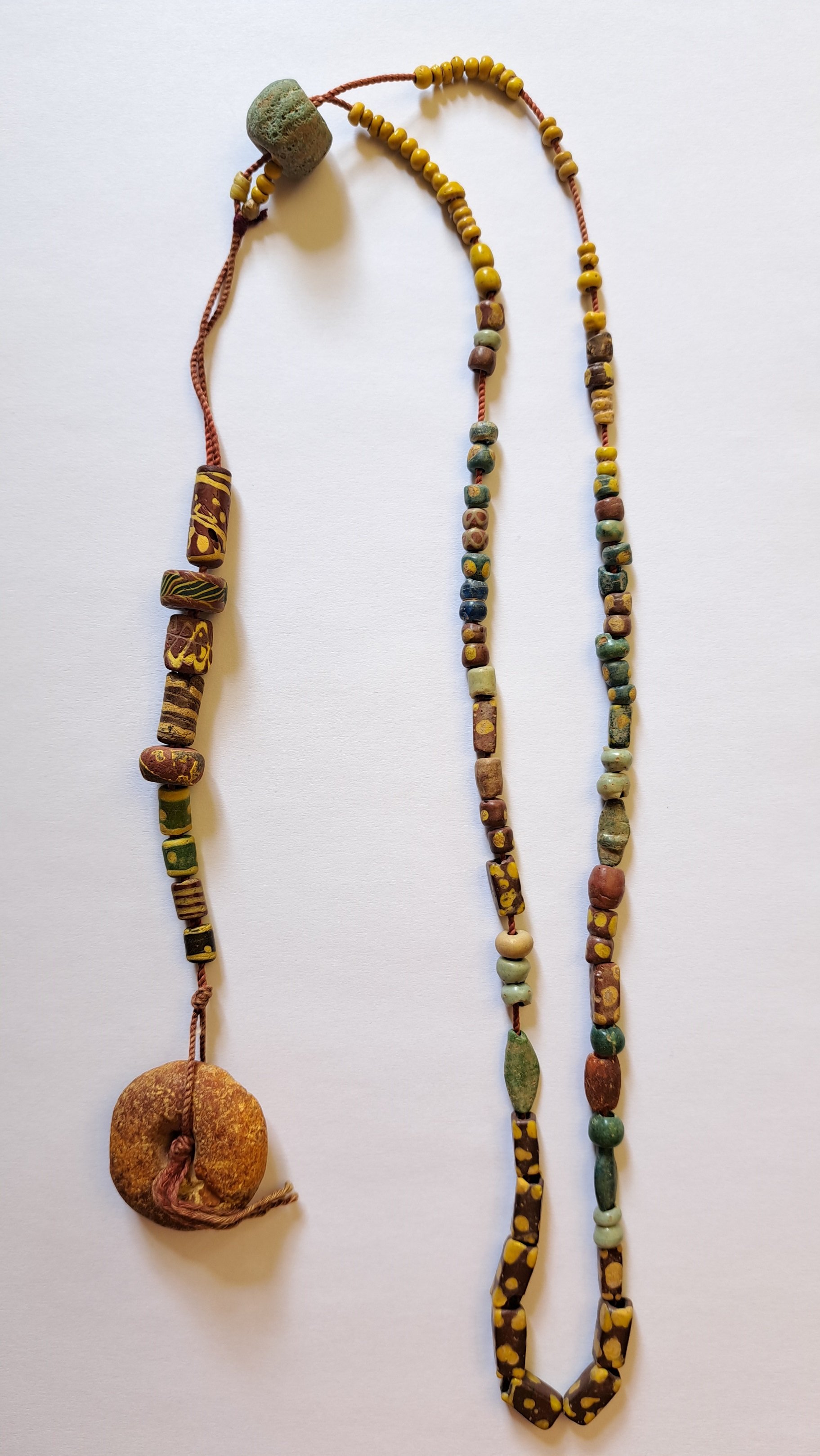 Schmuckkette mit Perlen aus Ton und Stein (Museum der Stadt Eschborn CC BY-NC-SA)