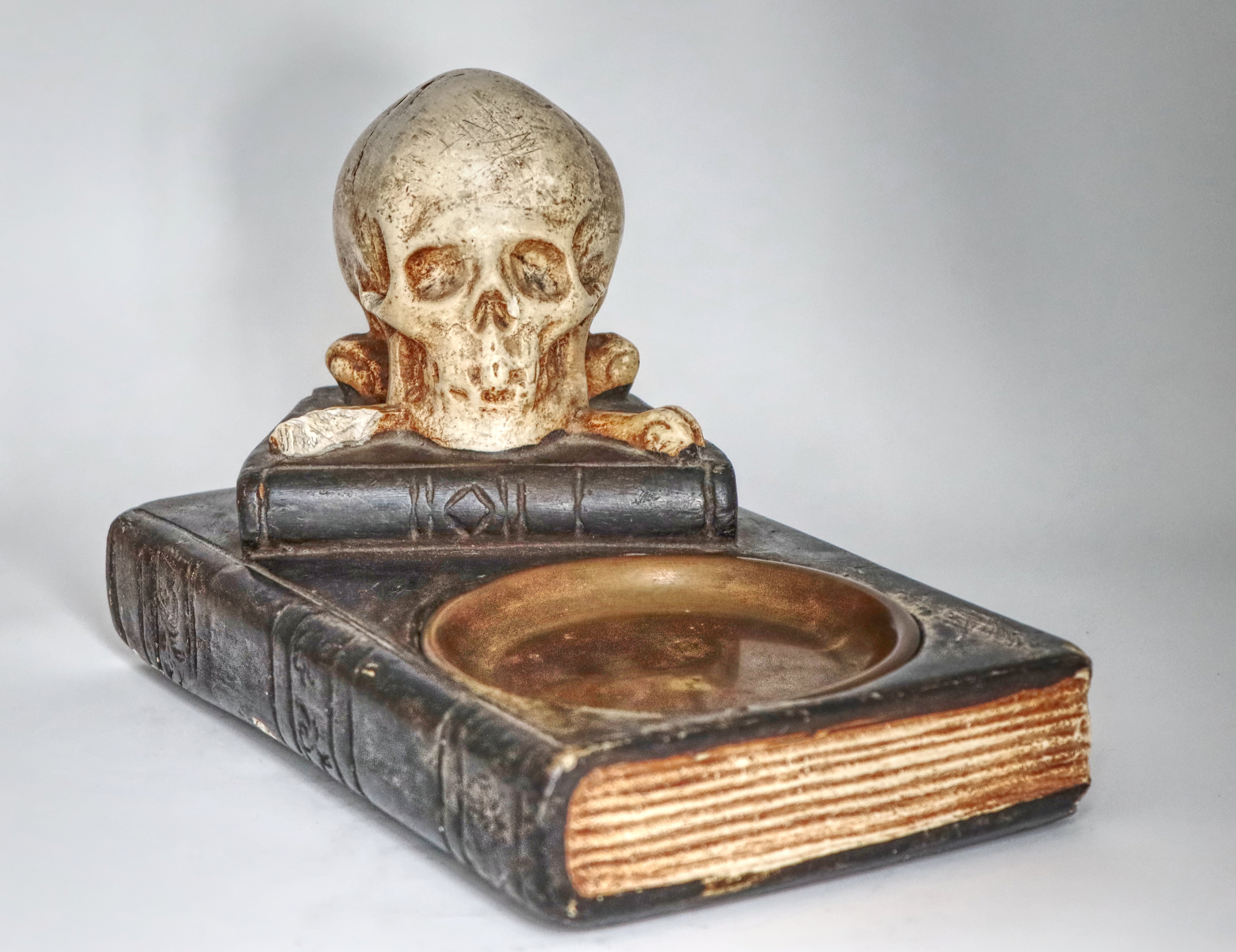 Schreibtischgarnitur mit Totenschädeldarstellung (Museum für Sepulkralkultur CC BY)