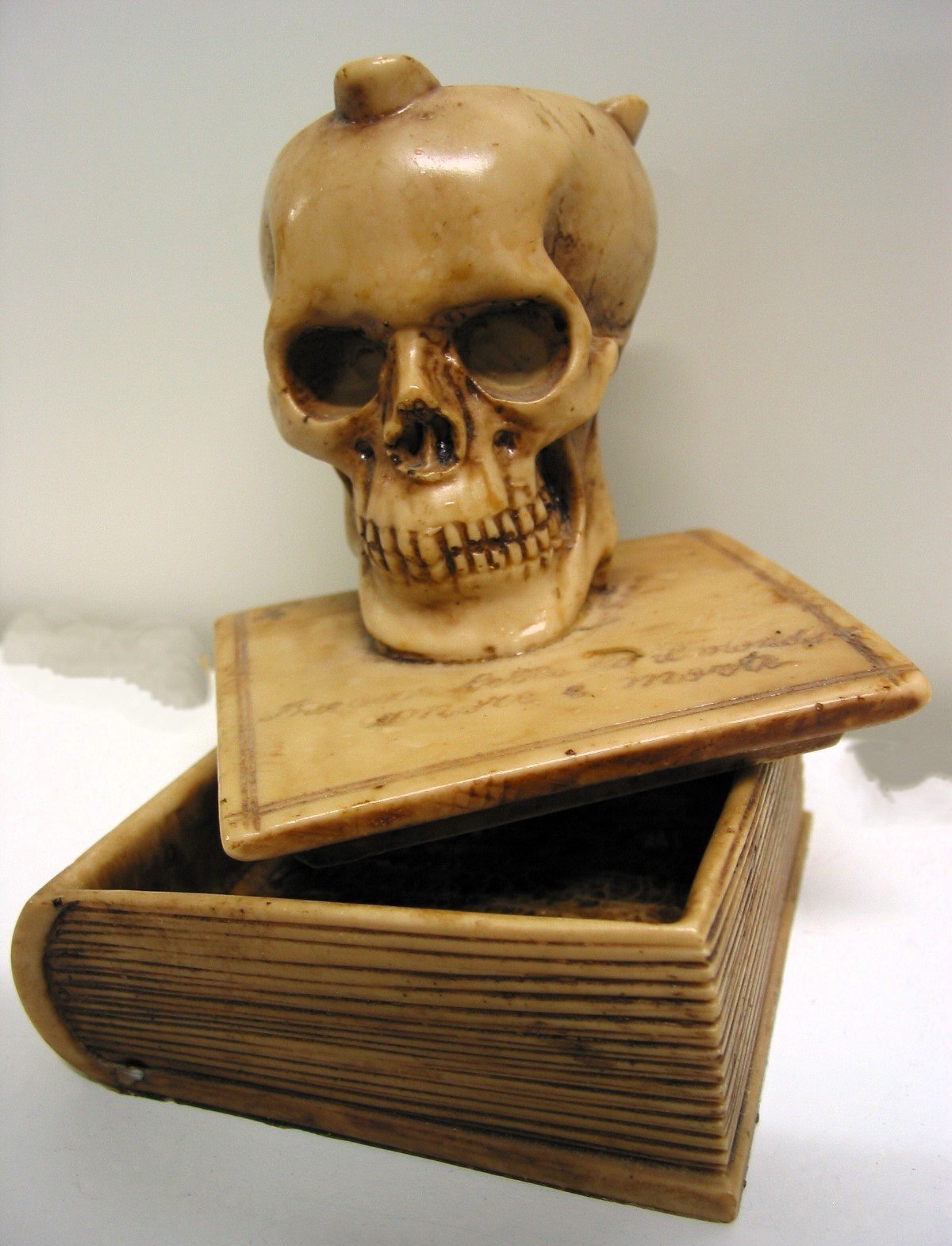 Aschenbecher 'Totenschädel auf Buch' (Museum für Sepulkralkultur CC0)
