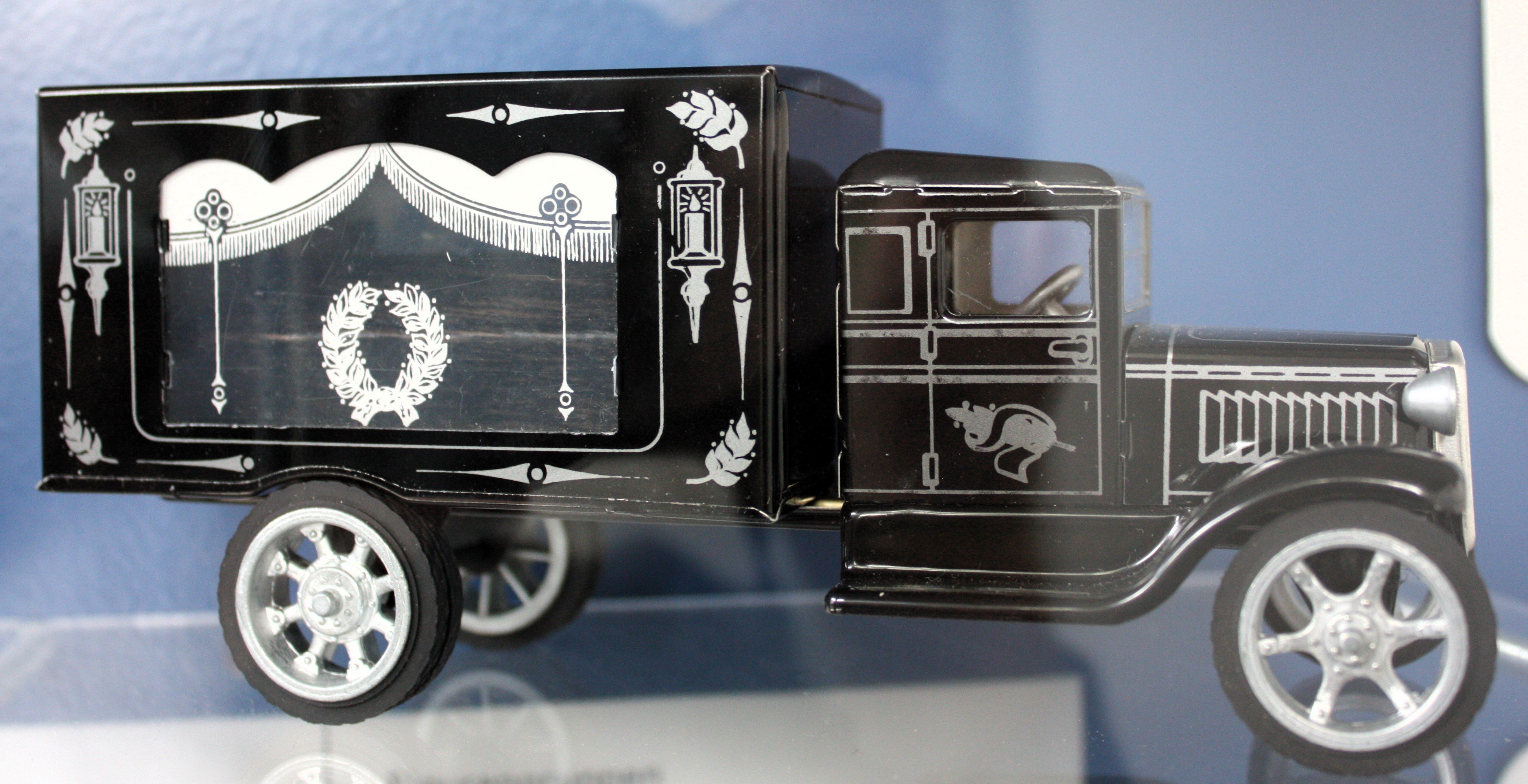 Modell-Auto: Leichenwagen Hawkeye (Museum für Sepulkralkultur CC0)