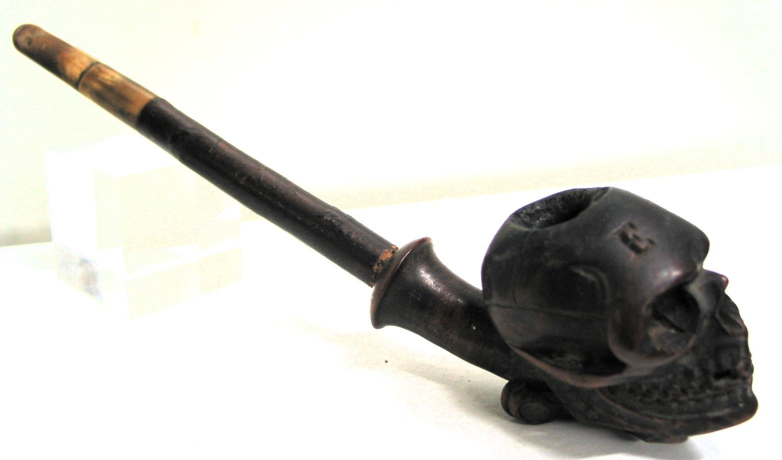 Tabakpfeife mit Totenschädel-Pfeifenkopf (Museum für Sepulkralkultur CC0)