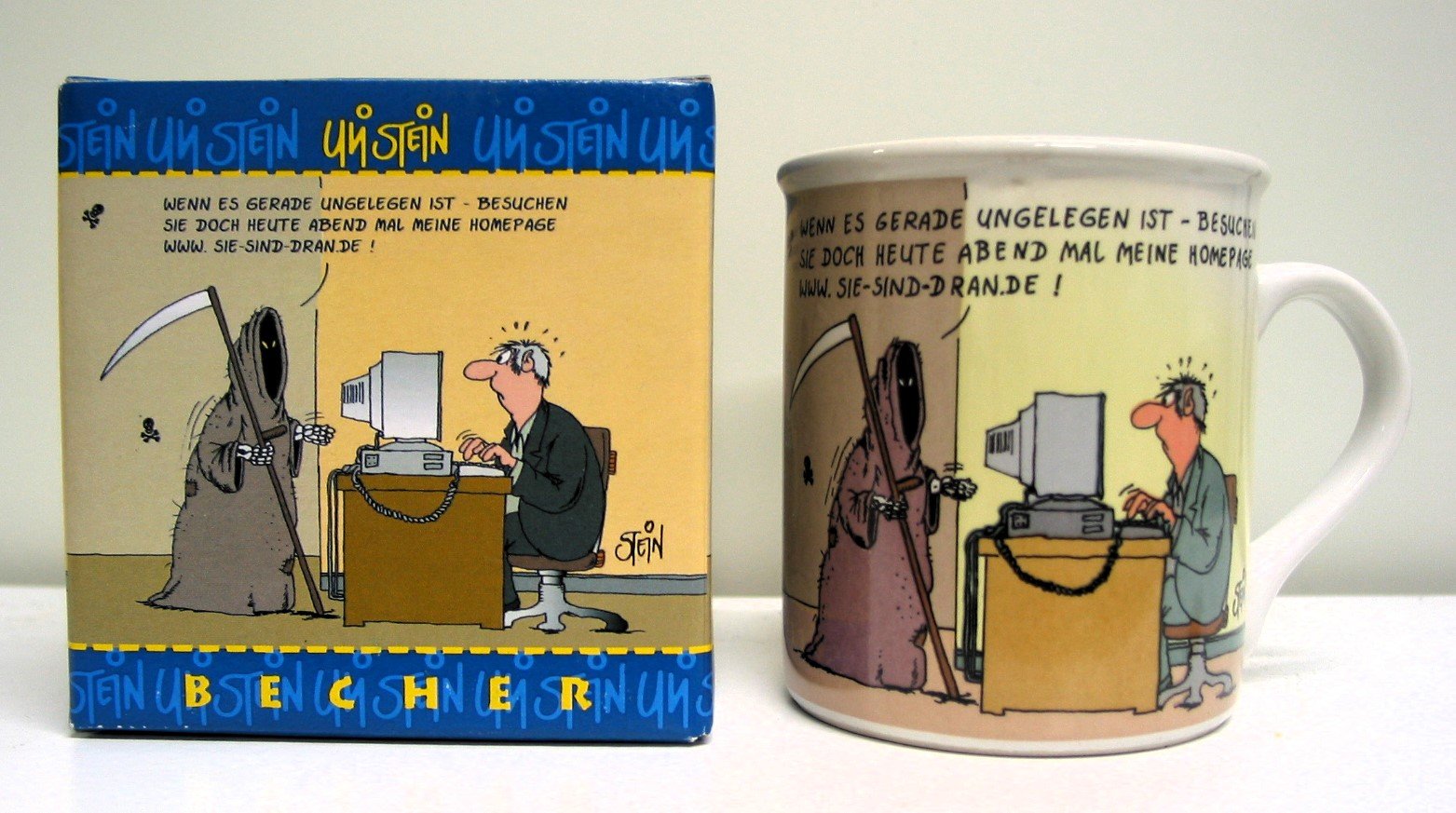 Tasse / Kaffeebecher mit Produktschachtel mit Karikatur (Uli Stein) (Museum für Sepulkralkultur CC BY-NC-SA)