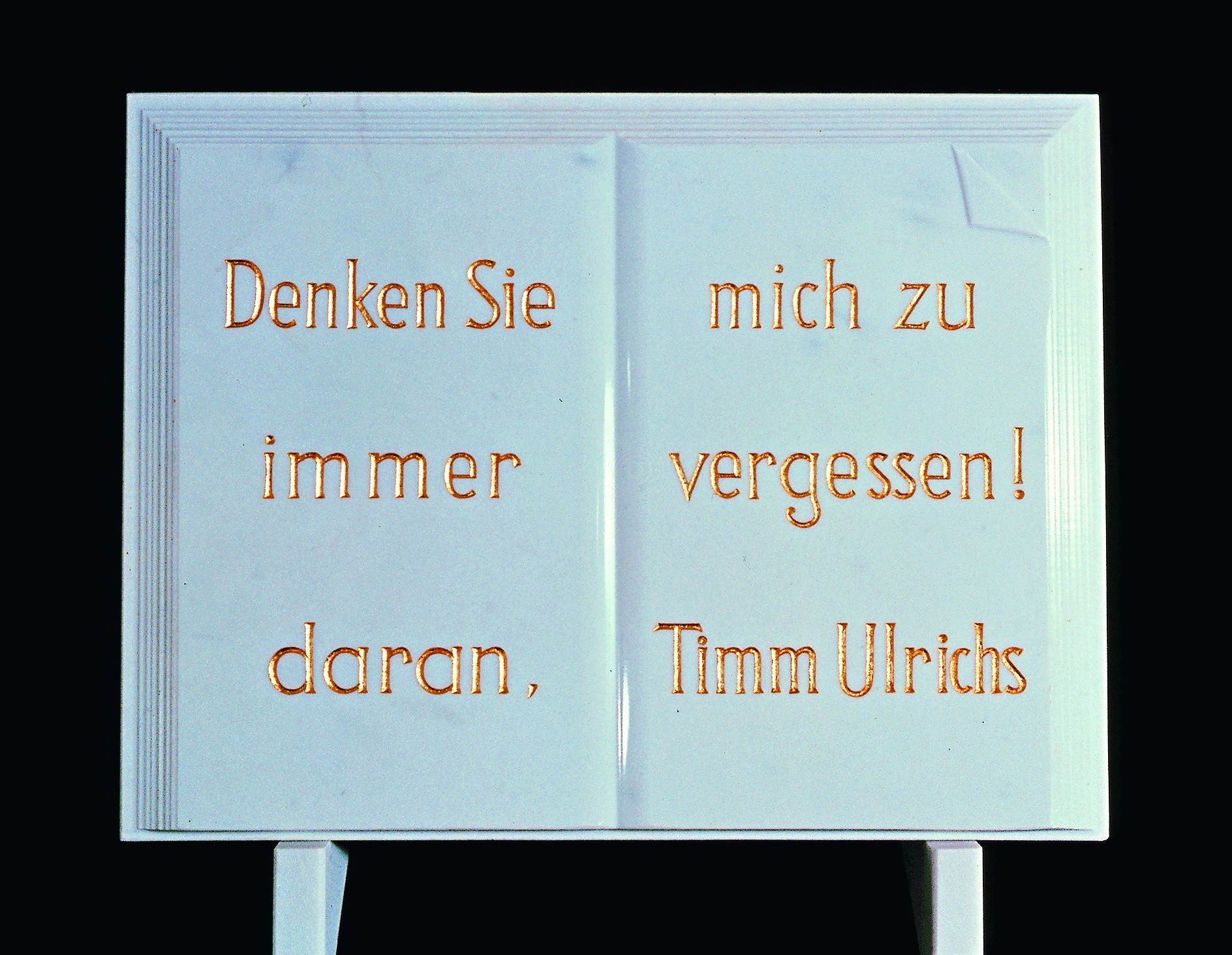 Gedenktafel "Denken Sie immer daran" (Timm Ulrichs) (Museum für Sepulkralkultur CC BY-NC-SA)