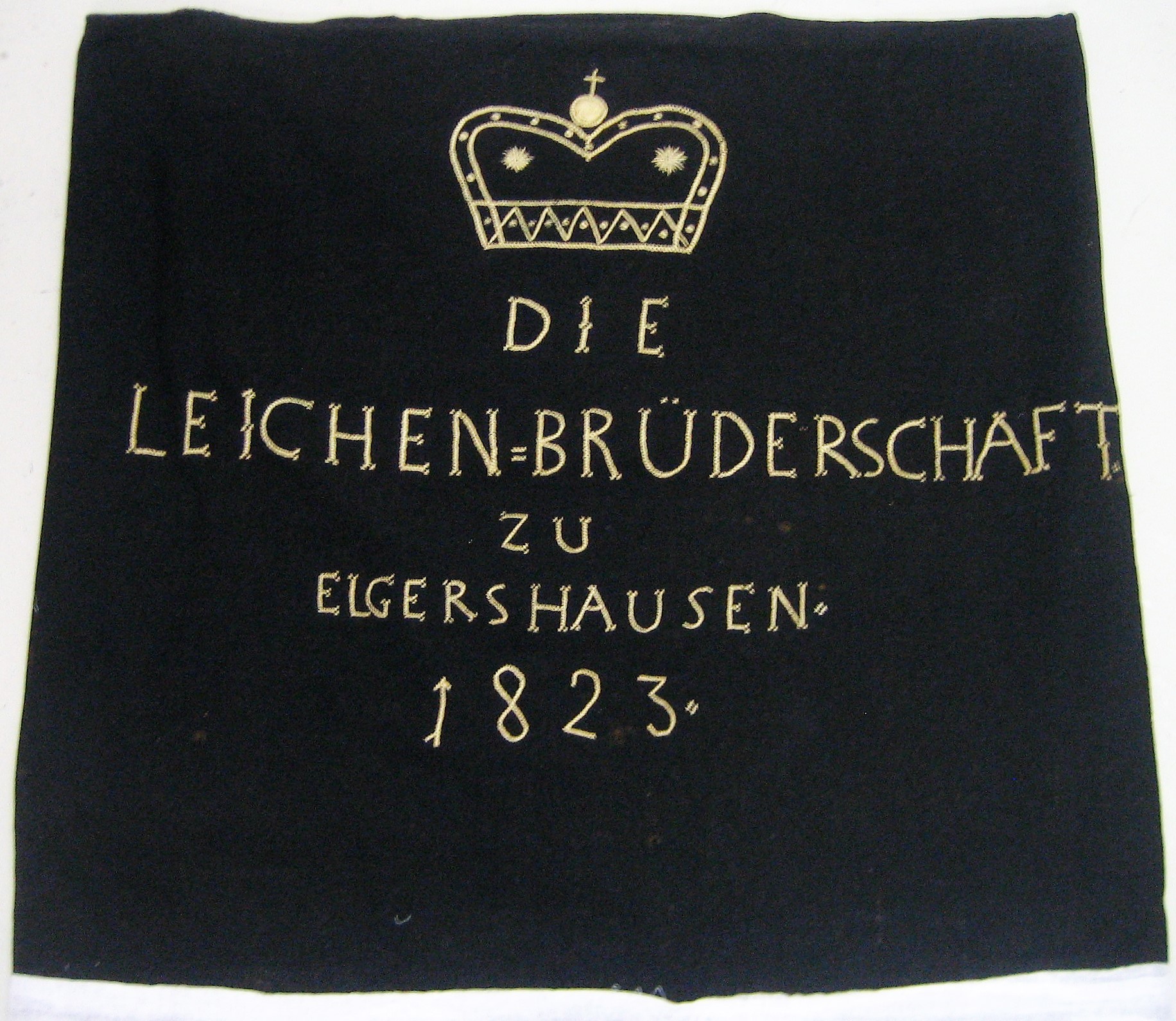 Bahrtuch " Die Leichen=Brüderschaft zu Elgershausen 1823" (Museum für Sepulkralkultur CC BY-NC-SA)