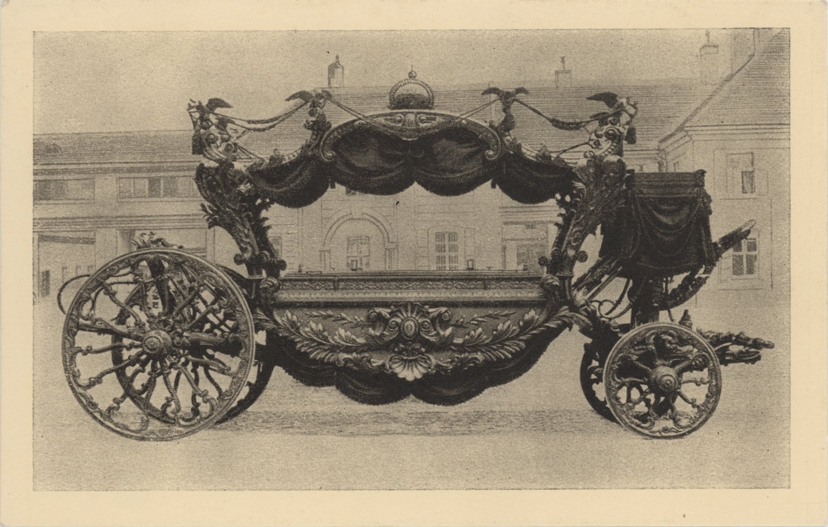 Postkarte 'Leichenwagen aus der Kaiserlichen Wagenburg, Schloss Schönbrunn' (Museum für Sepulkralkultur CC BY)