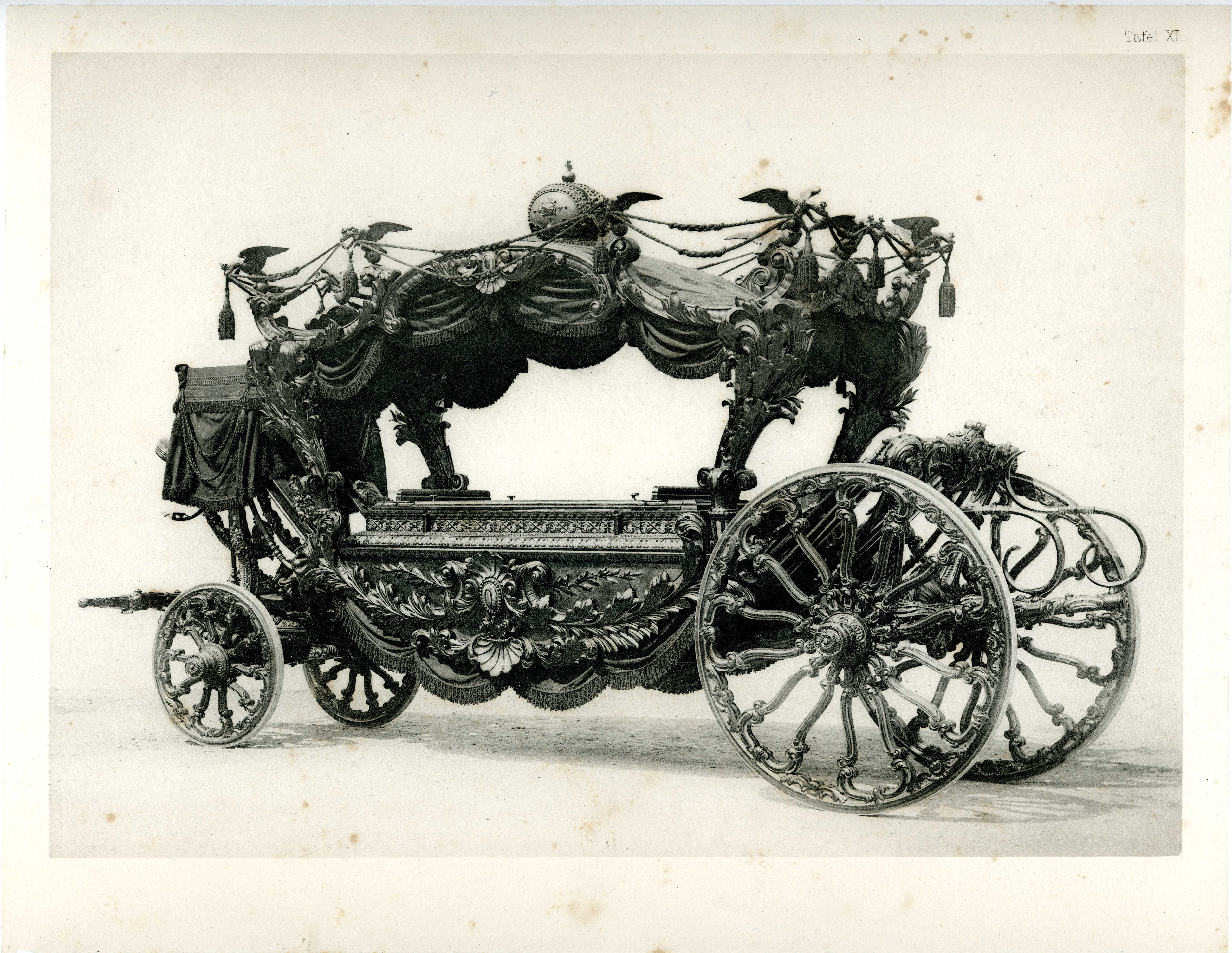 Fotodruck 'Leichenwagen aus der Kaiserlichen Wagenburg, Schloss Schönbrunn' (Museum für Sepulkralkultur CC BY)