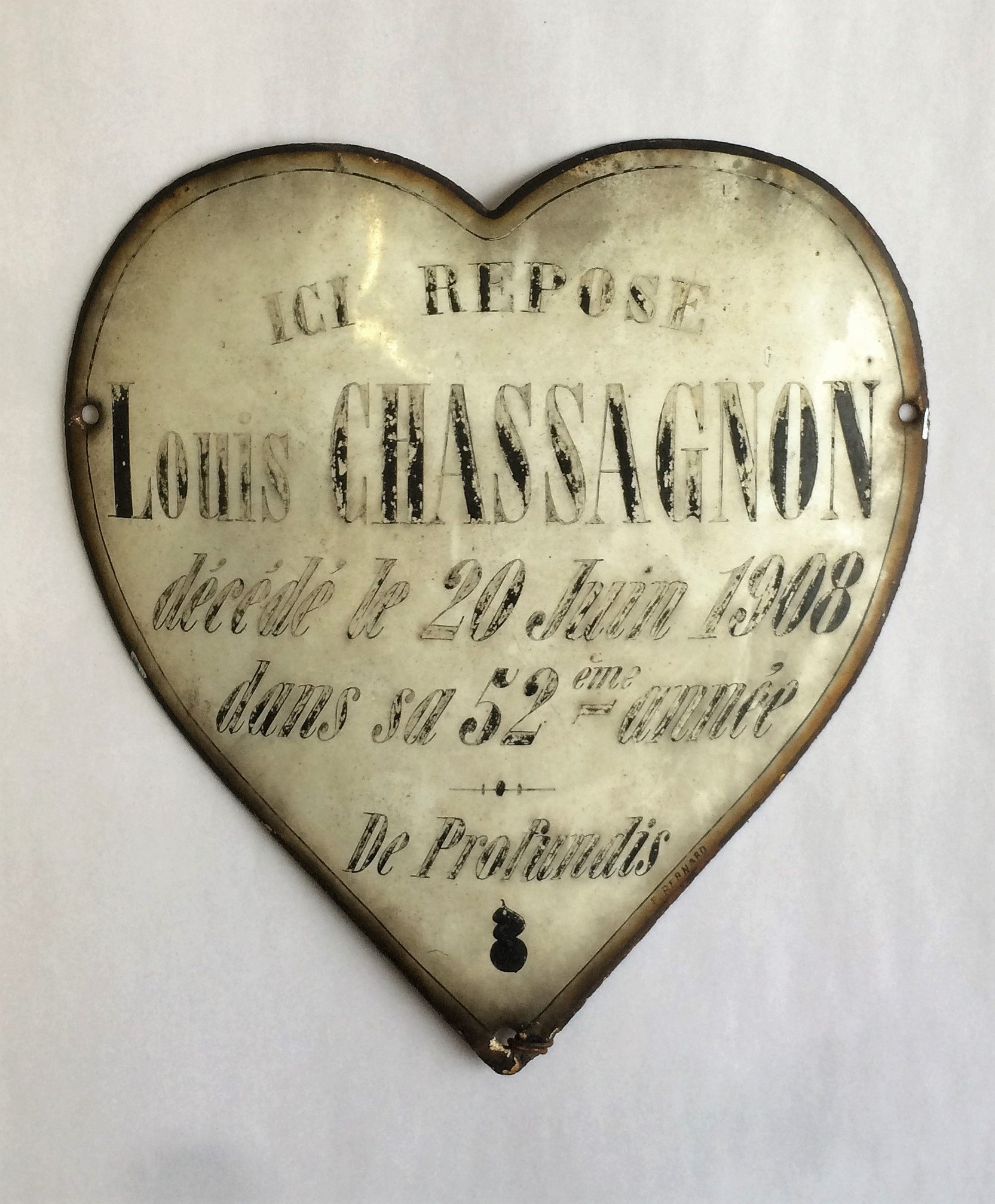 Grabschild "Louis Chassagnon" († 1908) (Museum für Sepulkralkultur CC BY)
