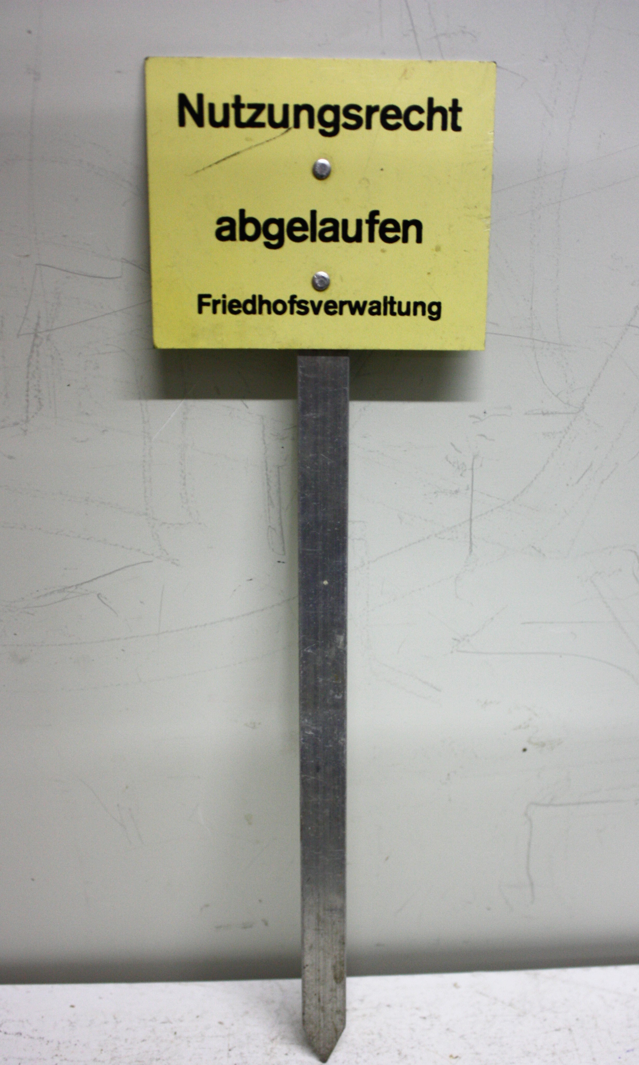 Hinweisschild "Nutzungsrecht abgelaufen" (Museum für Sepulkralkultur CC BY-NC-SA)