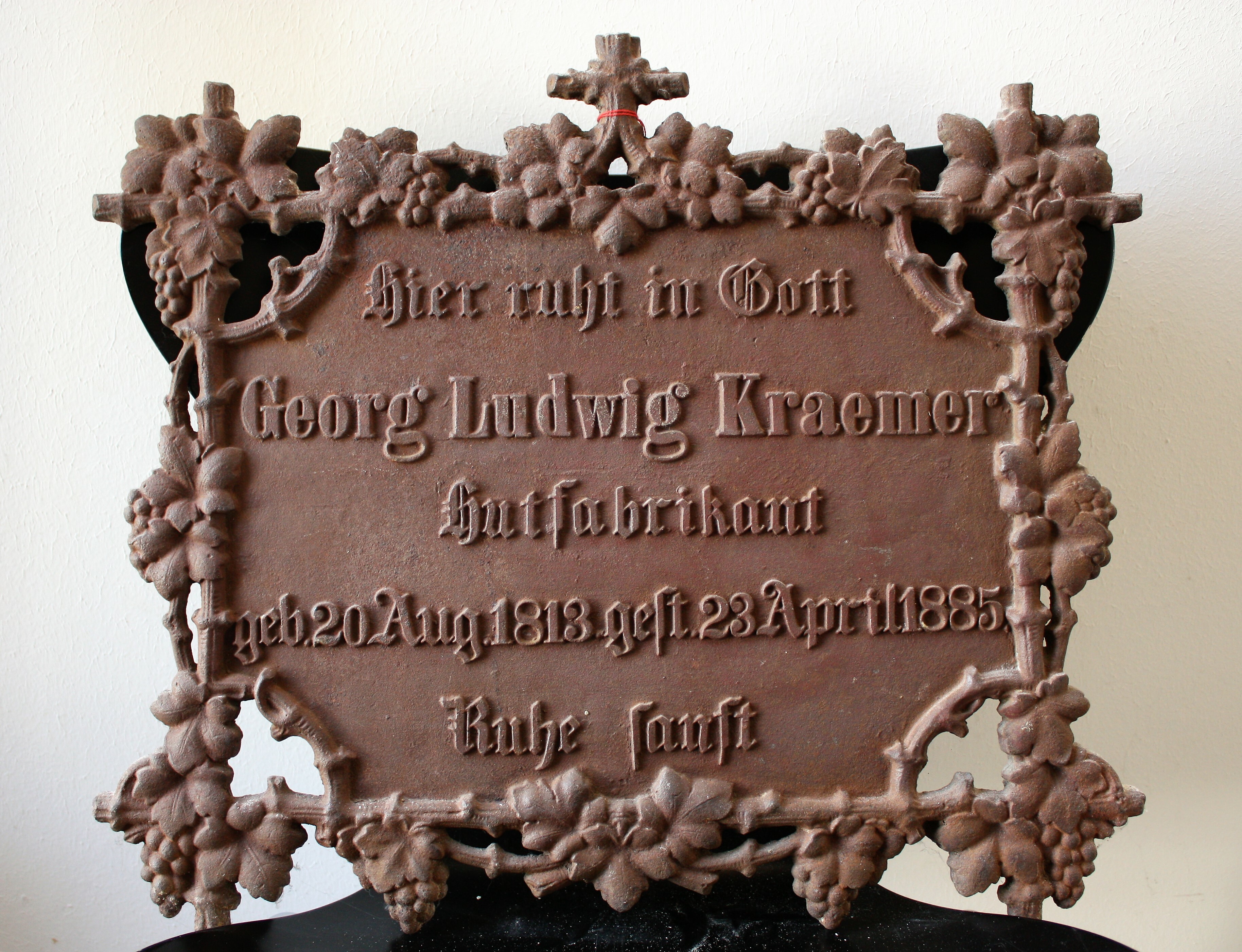 Grabtafel für G. L. Kraemer (Museum für Sepulkralkultur CC BY-NC-SA)