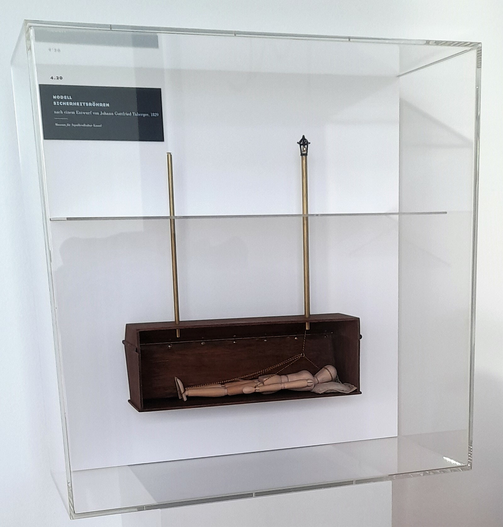 Sargmodell "Sicherheitsröhren" (Museum für Sepulkralkultur CC BY-NC-SA)
