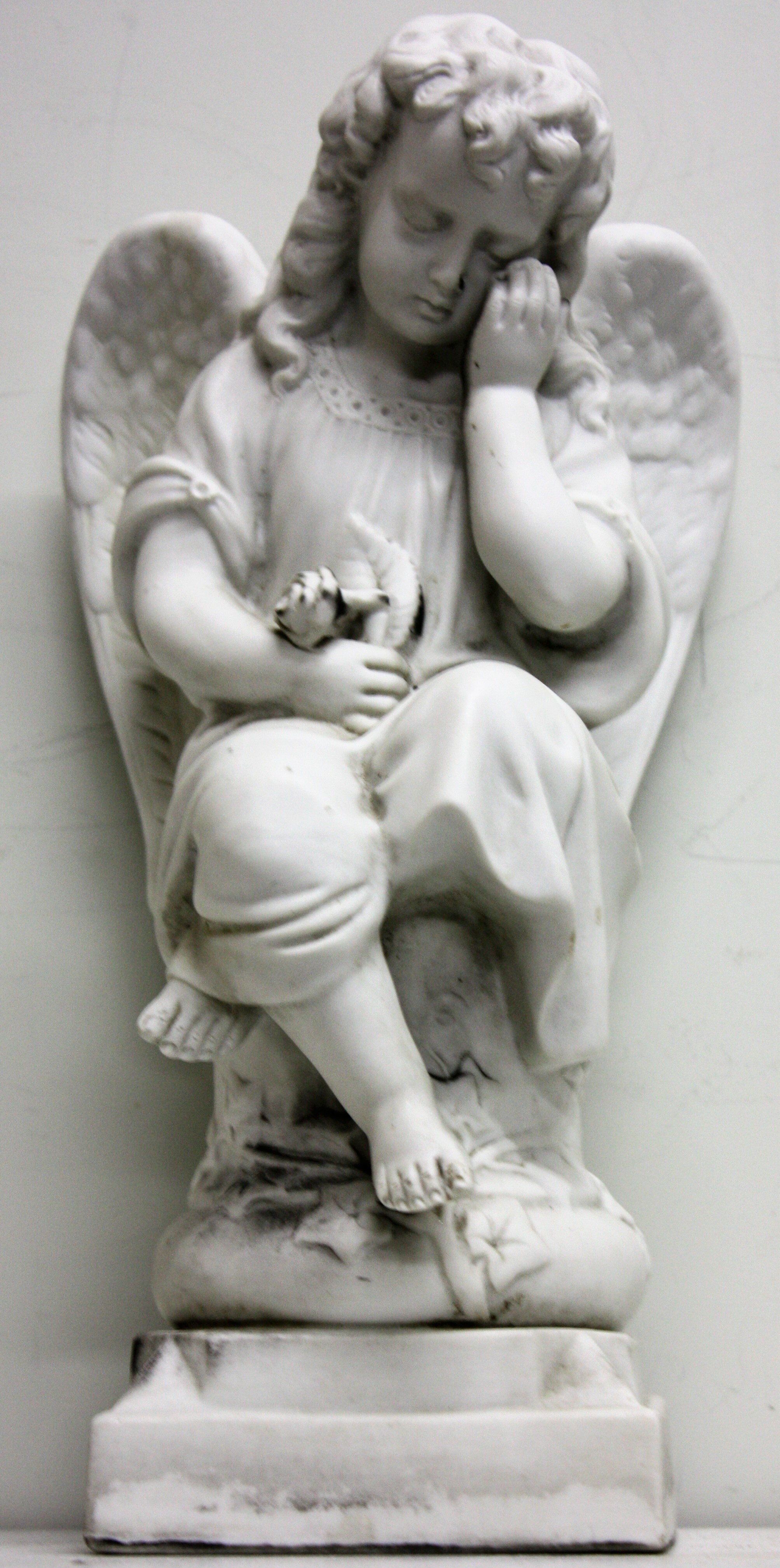 Plastik 'Weinender Engel' (Museum für Sepulkralkultur CC BY-NC-SA)