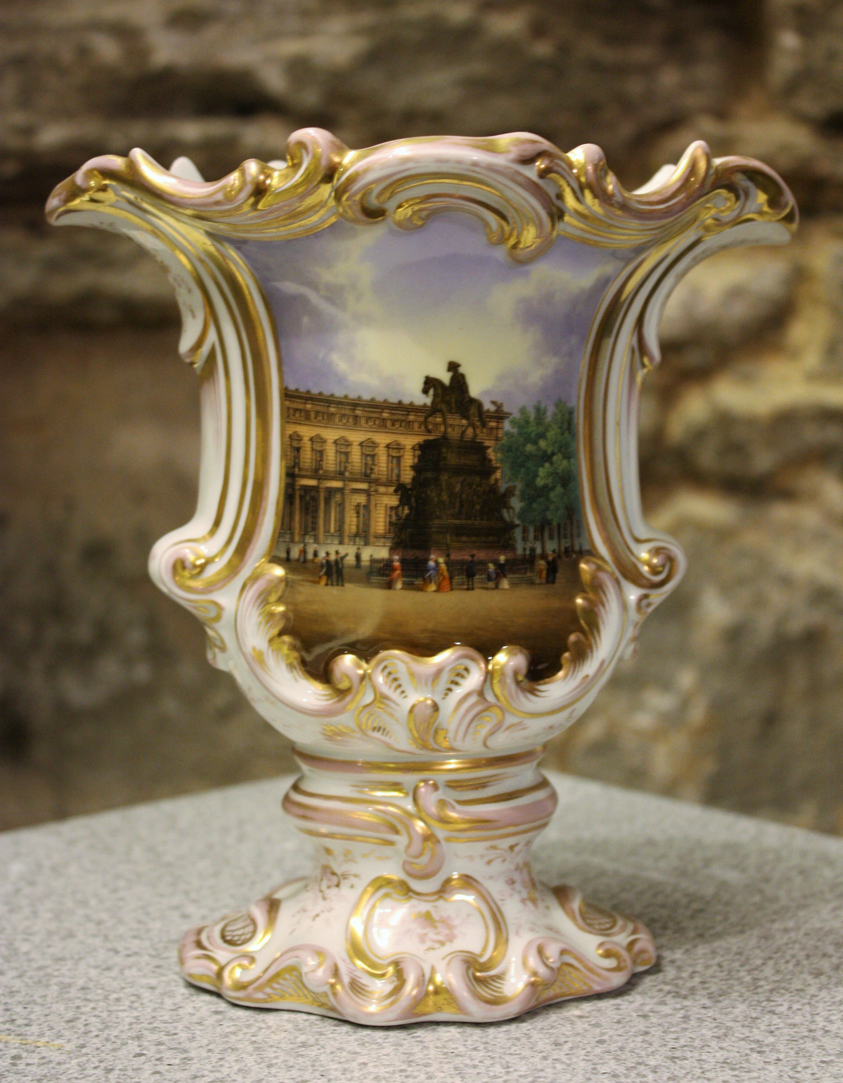 Vase 'Denkmal Friedrich des Großen' (Museum für Sepulkralkultur CC BY-NC-SA)