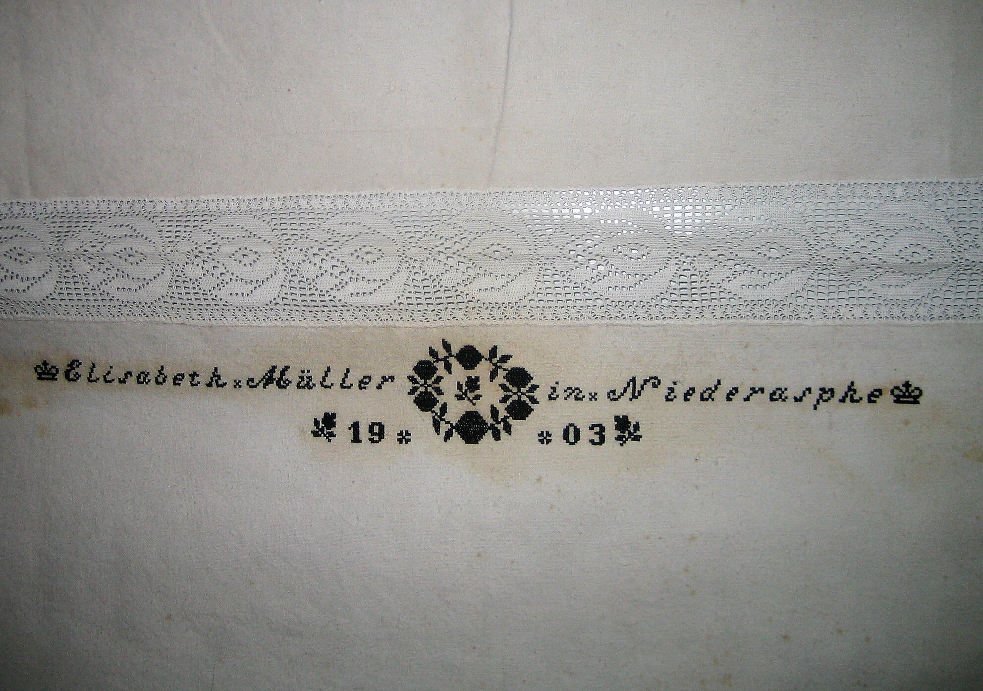 Leichentuch für Elisabeth Müller (Museum für Sepulkralkultur CC BY-NC-SA)