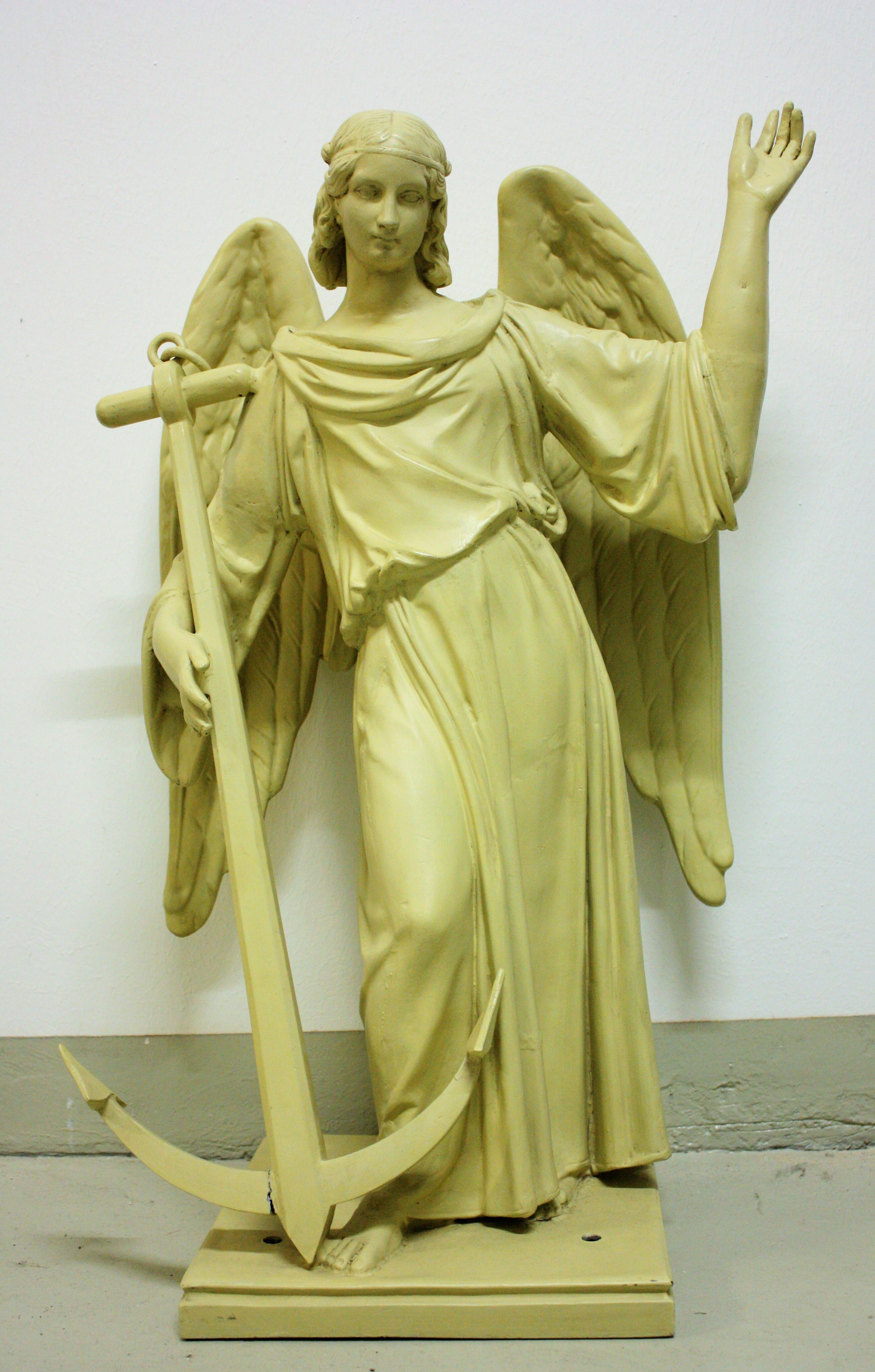 Plastik 'Engel mit Anker' (Museum für Sepulkralkultur CC BY-NC-SA)
