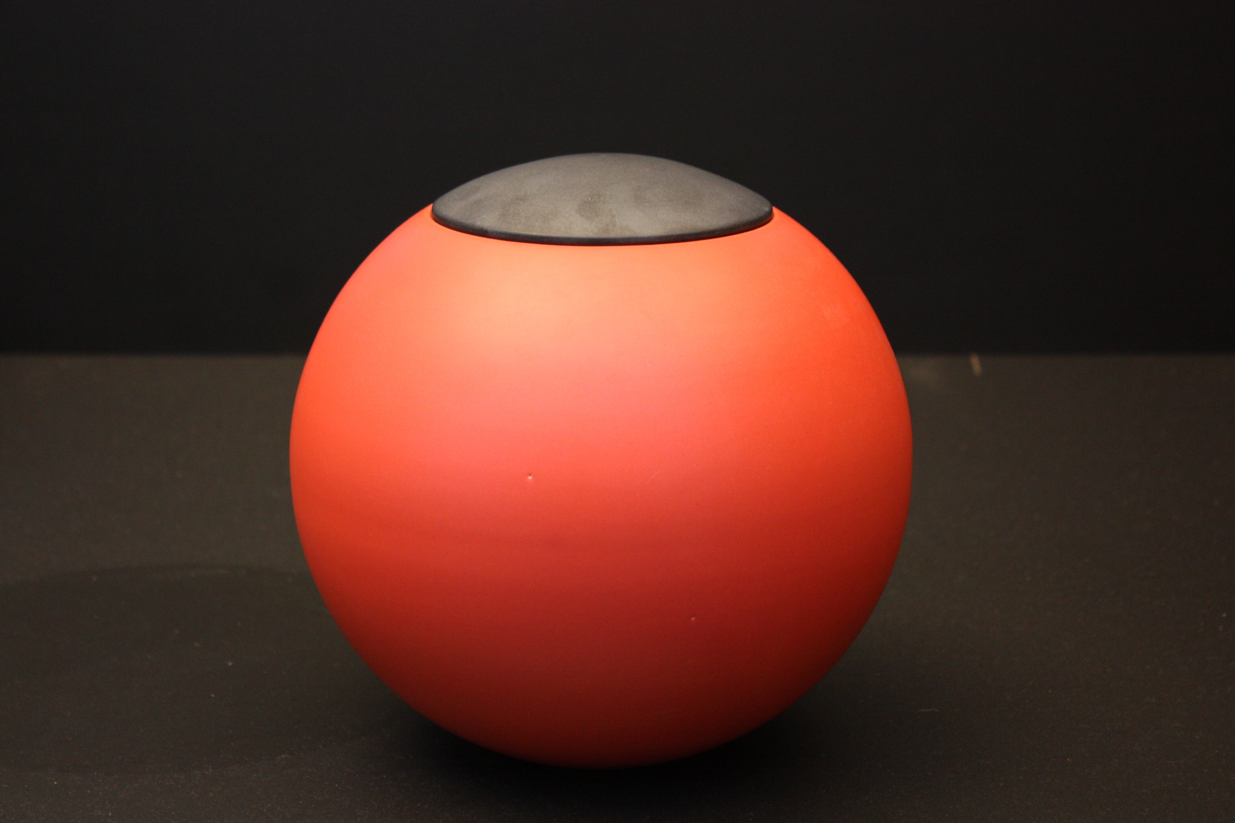 Urne "sfera rosso" (URNE.CH) (© cosmicball, Thomas Schär / URNE.CH CC BY)