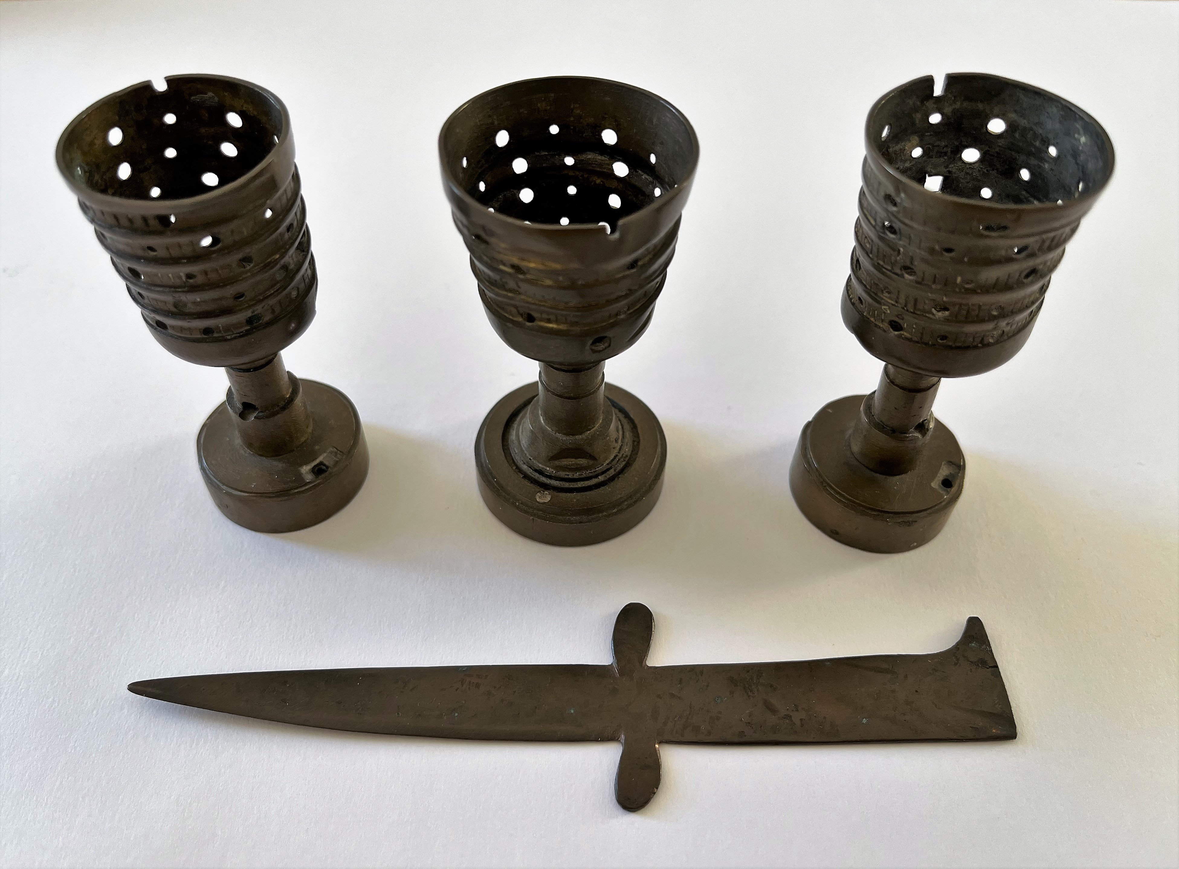 Gefäße und Brieföffner aus Munition (Konvolut) (Museum für Sepulkralkultur CC BY)